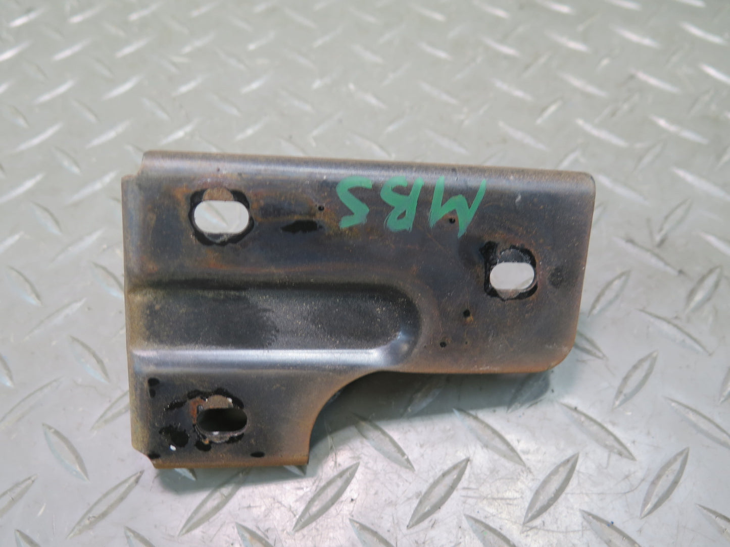 78-89 BMW E24 633CSI 635CSI Front Left & Right Hood Bonnet Catch Bracket Set OEM