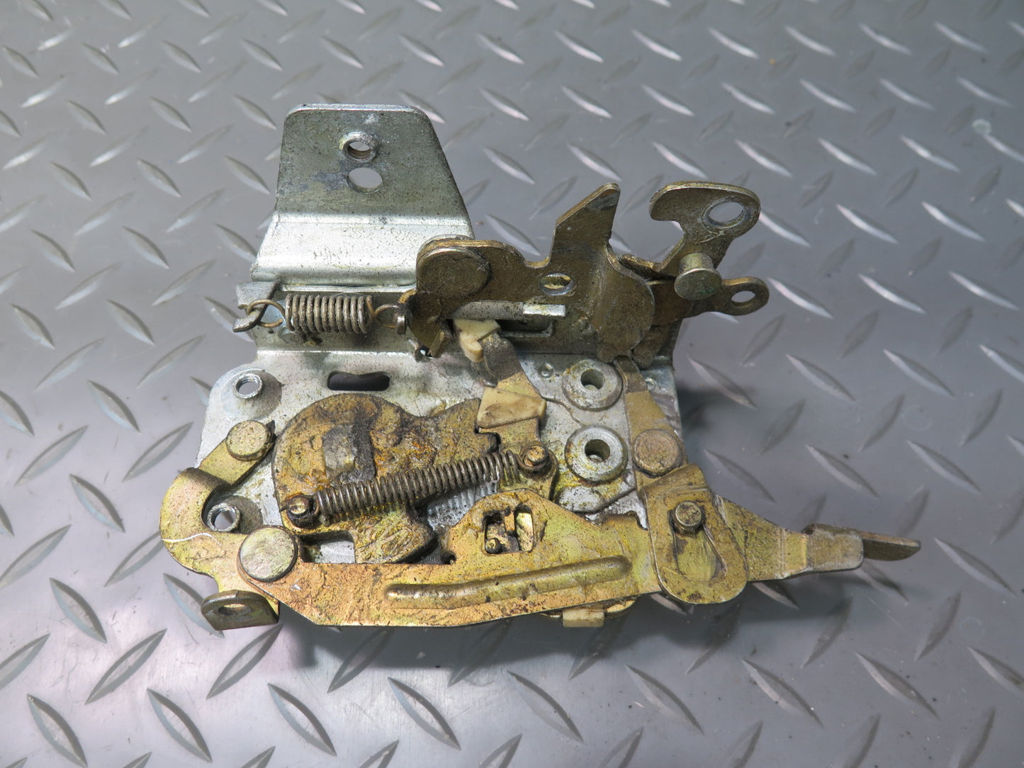 83-89 BMW E24 633CSi 635CSi Front Left Driver Door Lock Latch Catch OEM