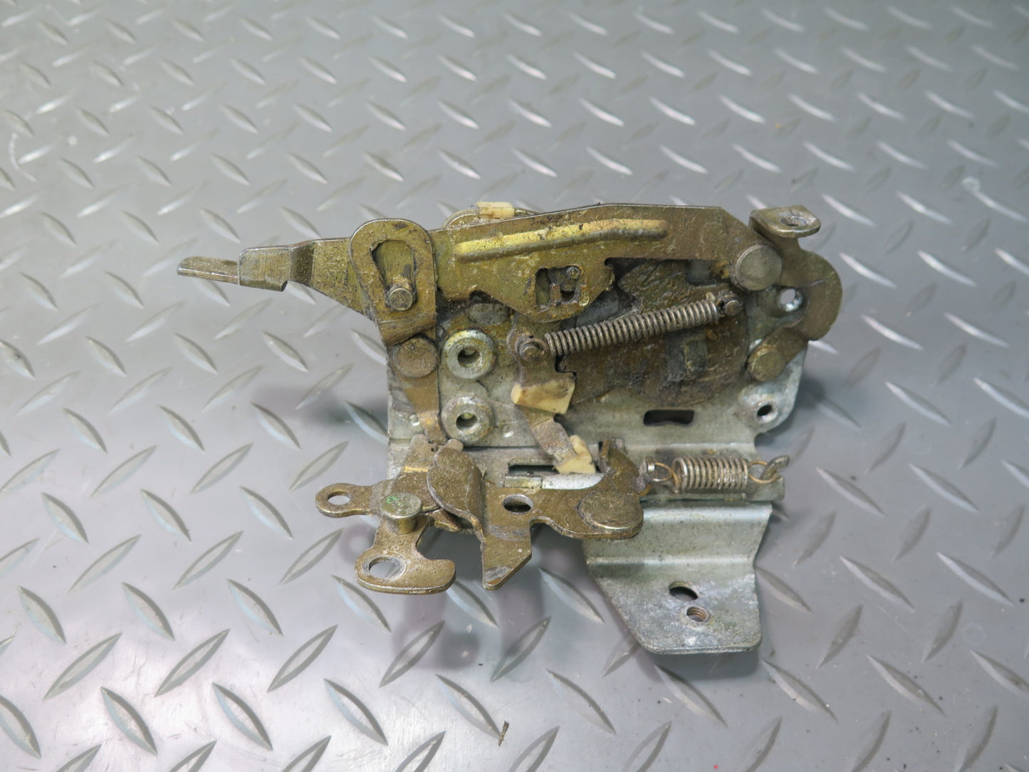 83-89 BMW E24 633CSi 635CSi Front Left Driver Door Lock Latch Catch OEM