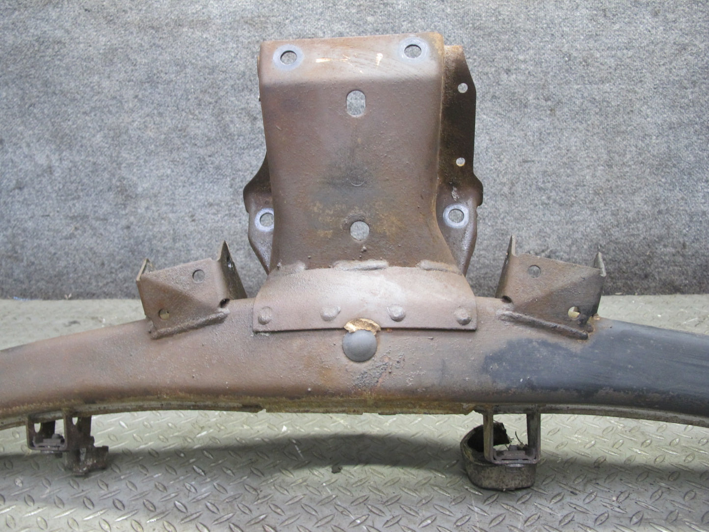 83-87 BMW E24 633CSI 635CSI Rear Differential Crossmember Subframe Bracket OEM