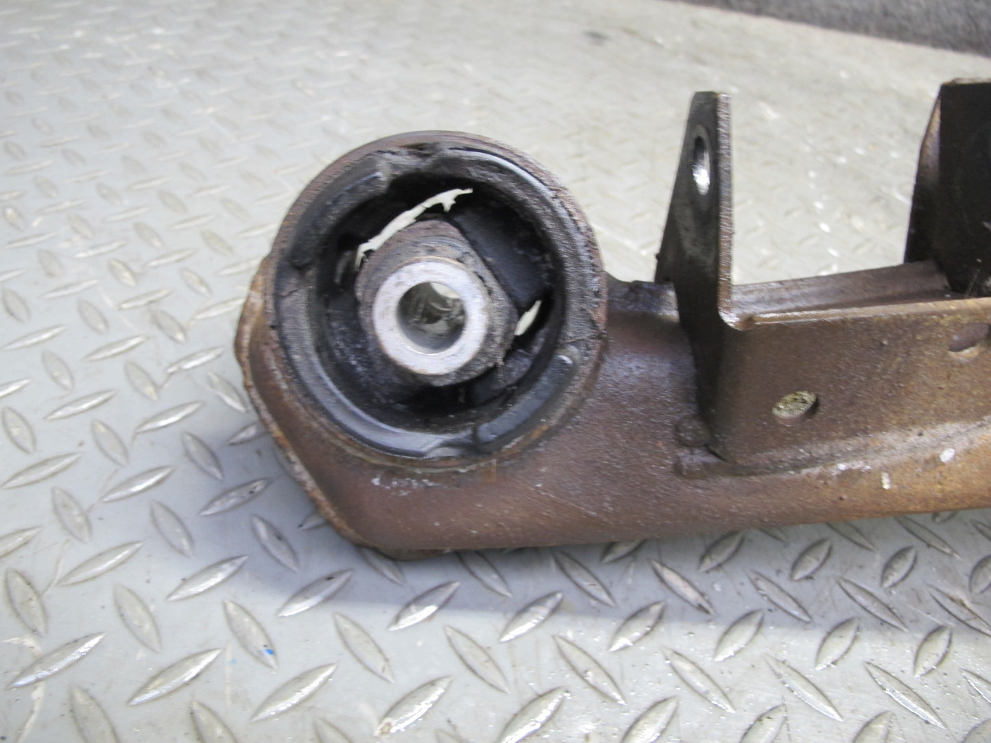 83-87 BMW E24 633CSI 635CSI Rear Differential Crossmember Subframe Bracket OEM
