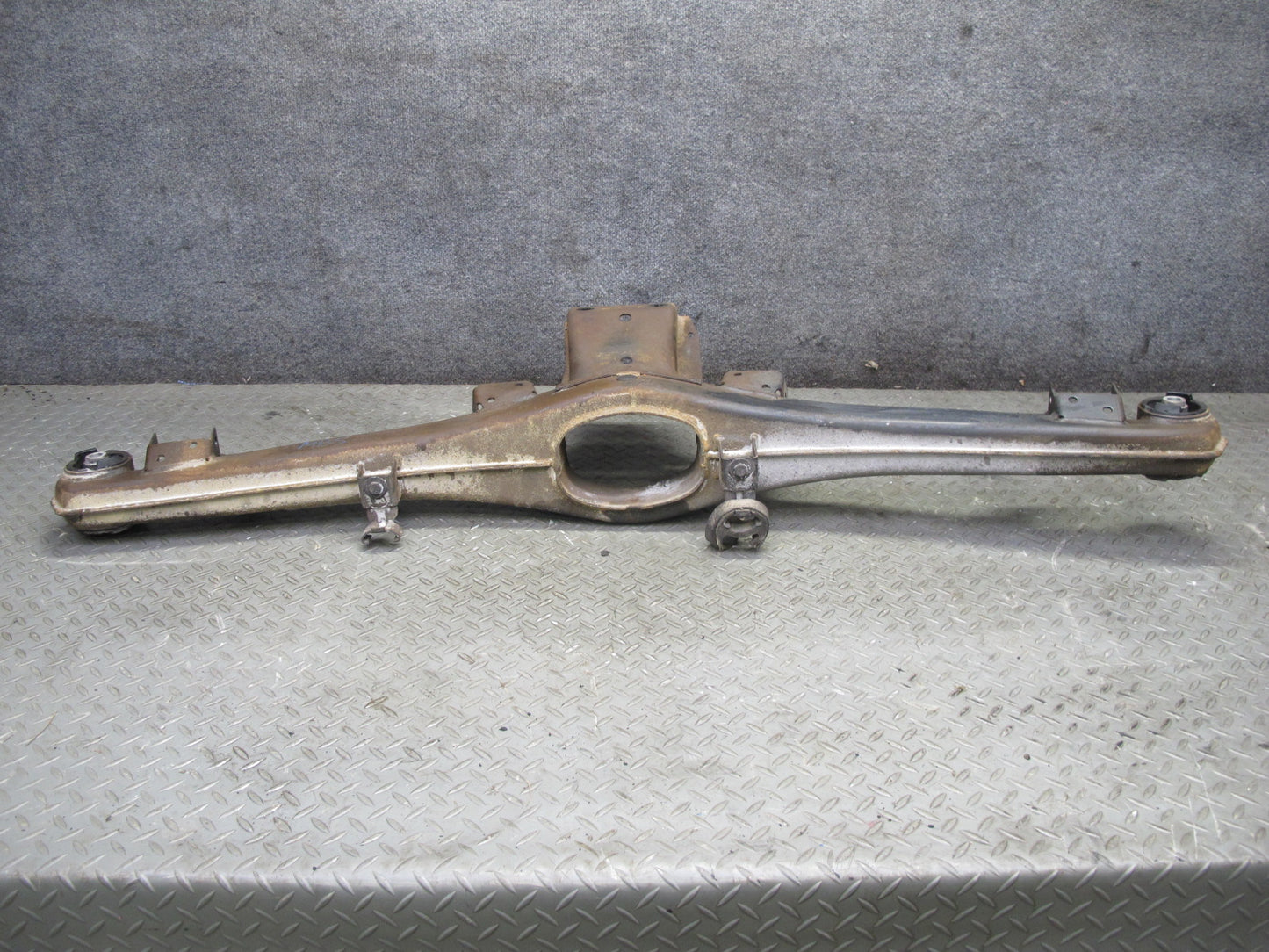 83-87 BMW E24 633CSI 635CSI Rear Differential Crossmember Subframe Bracket OEM