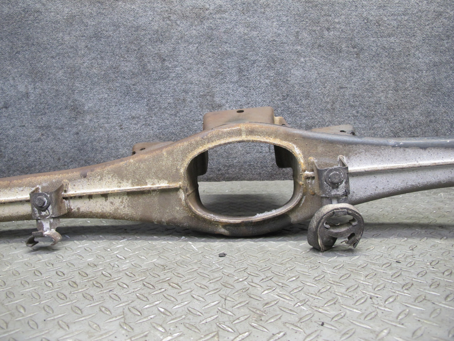 83-87 BMW E24 633CSI 635CSI Rear Differential Crossmember Subframe Bracket OEM