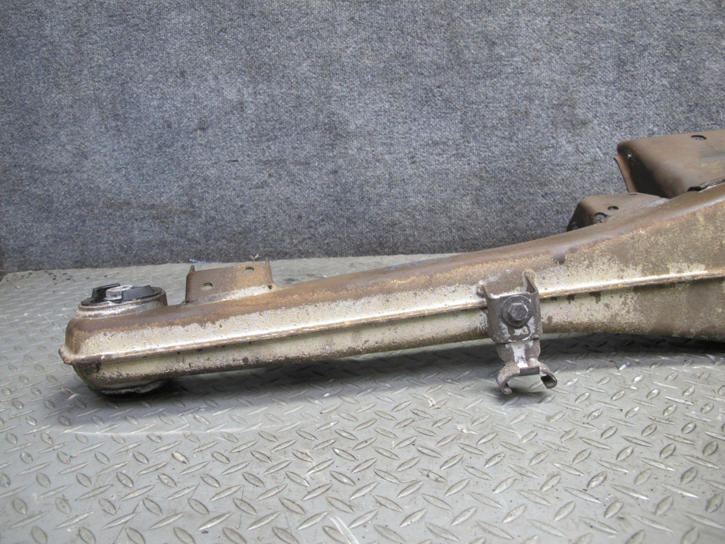 83-87 BMW E24 633CSI 635CSI Rear Differential Crossmember Subframe Bracket OEM