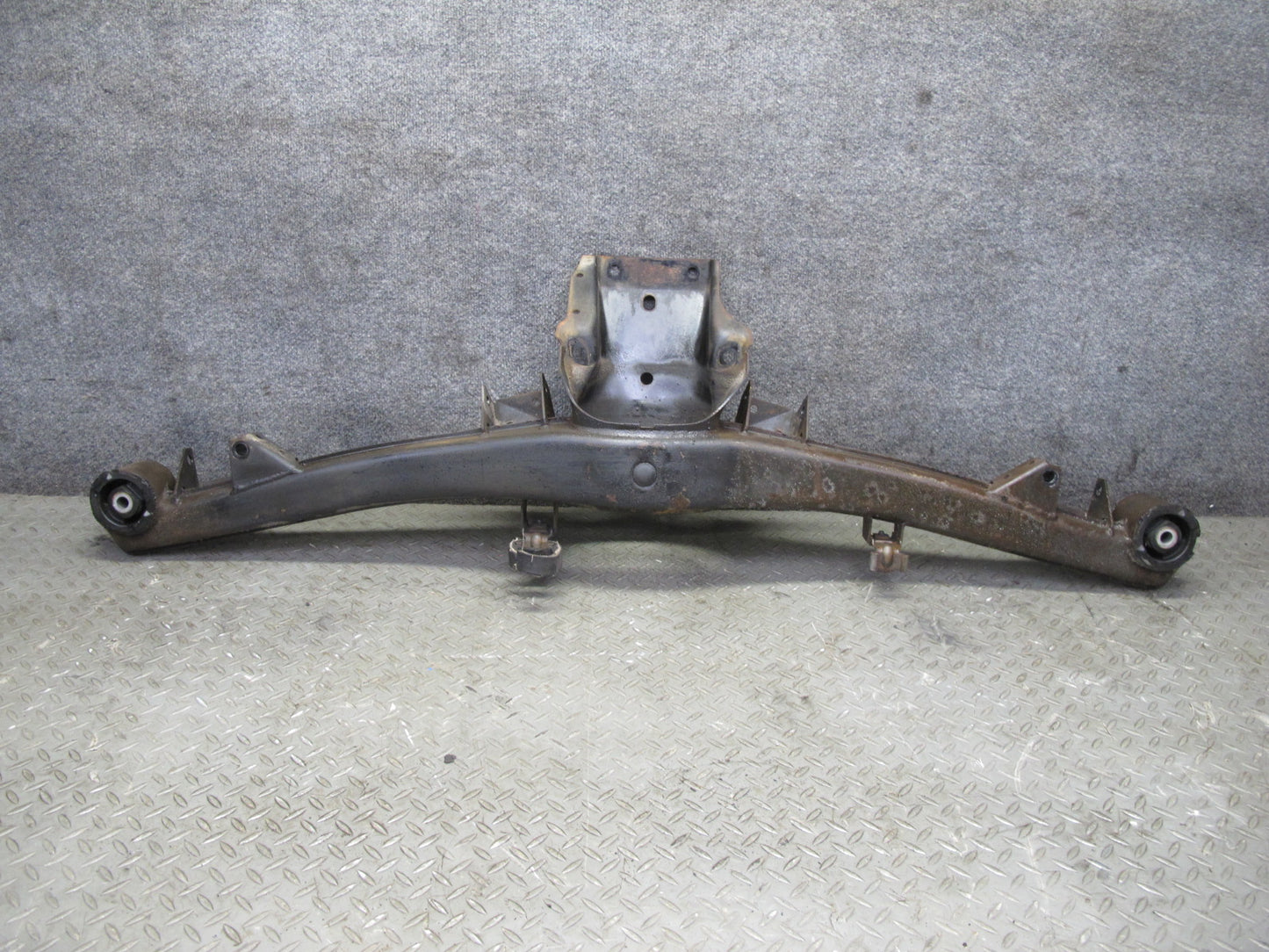 83-87 BMW E24 633CSI 635CSI Rear Differential Crossmember Subframe Bracket OEM