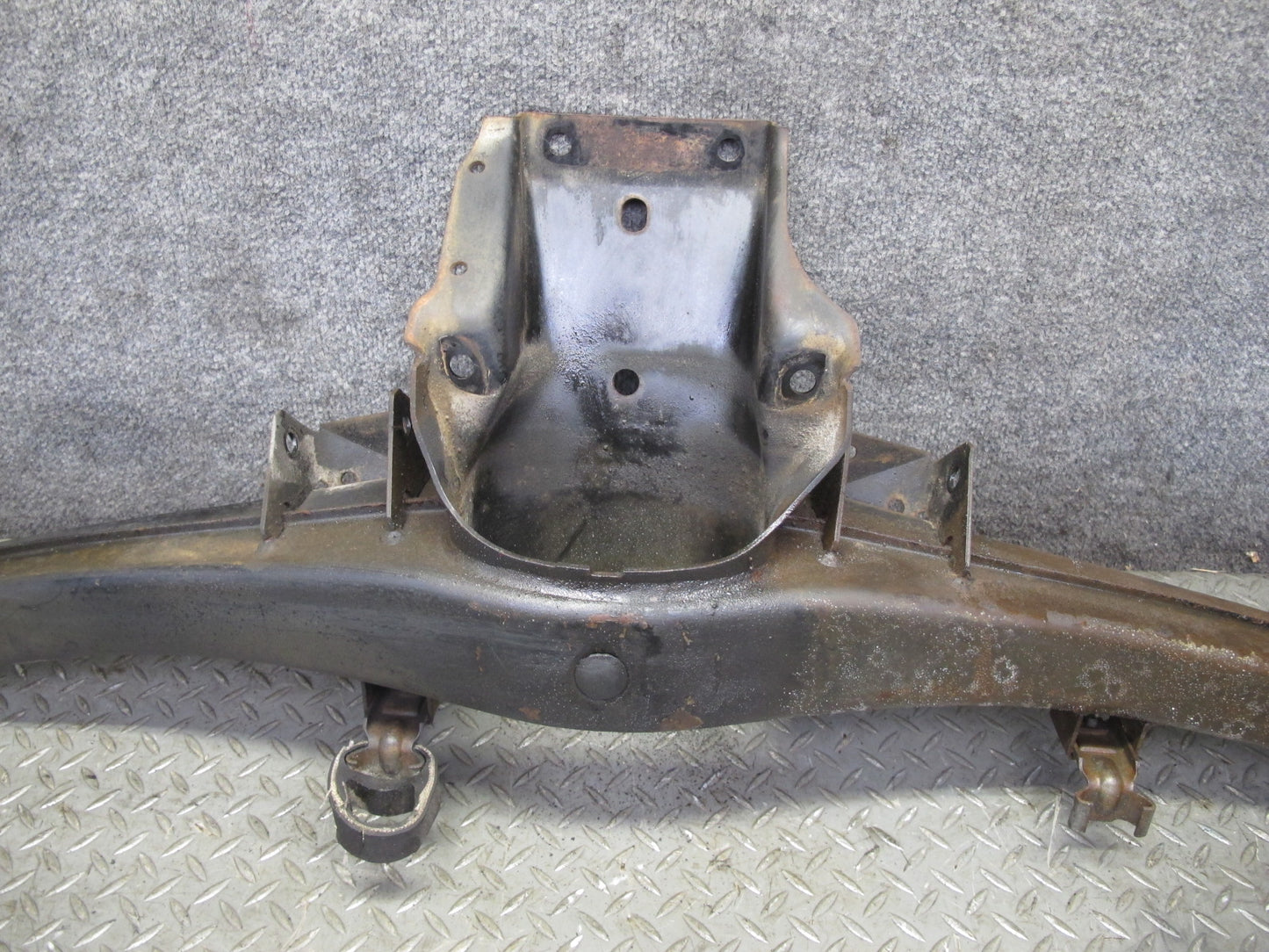 83-87 BMW E24 633CSI 635CSI Rear Differential Crossmember Subframe Bracket OEM