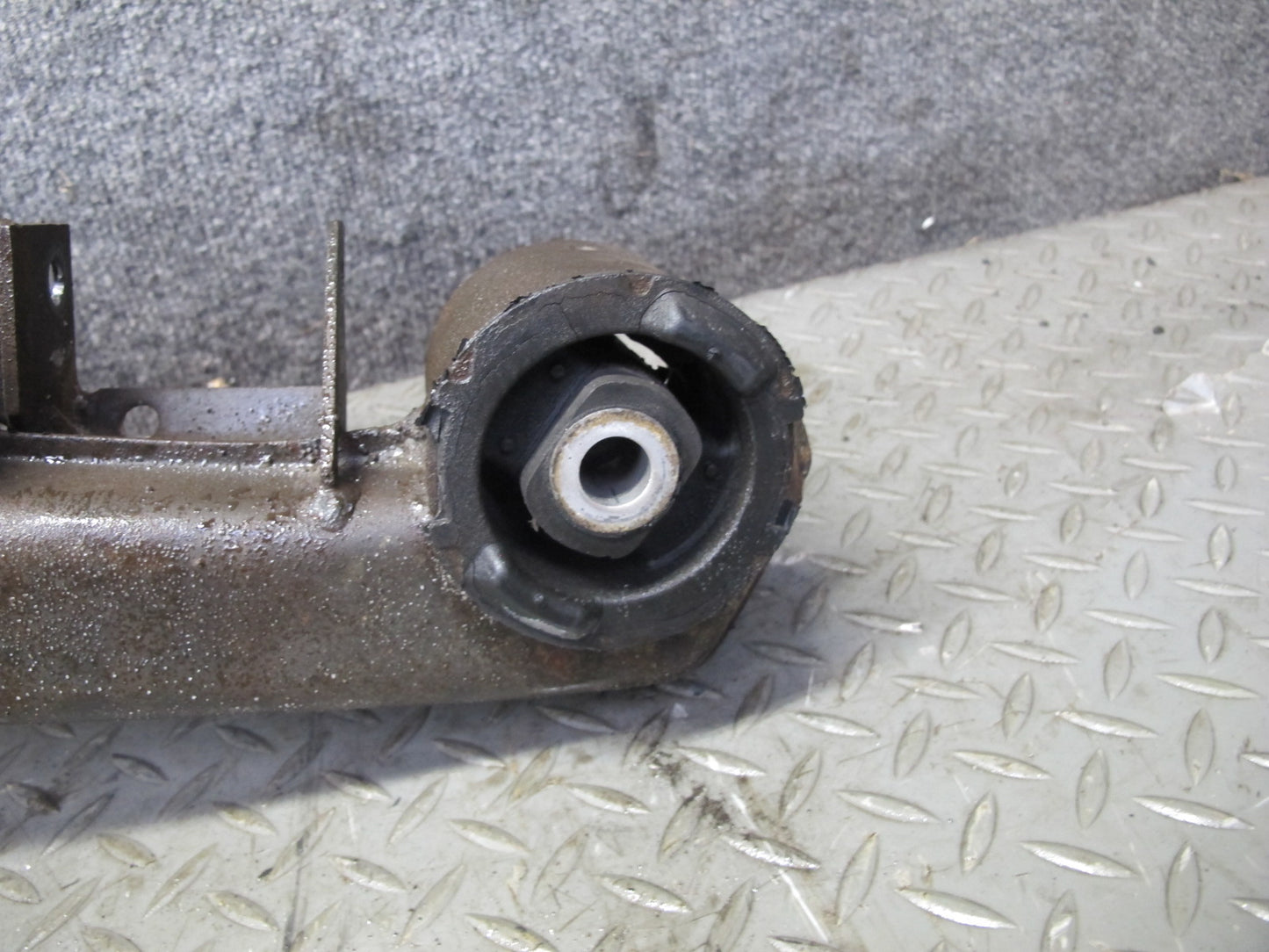 83-87 BMW E24 633CSI 635CSI Rear Differential Crossmember Subframe Bracket OEM