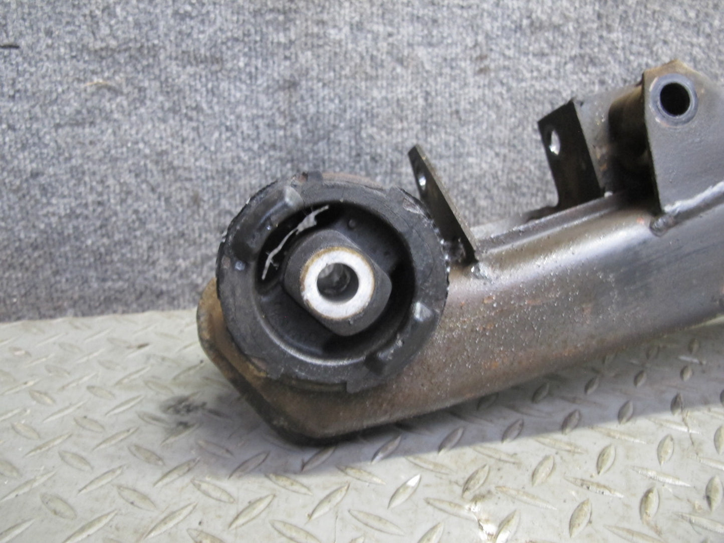 83-87 BMW E24 633CSI 635CSI Rear Differential Crossmember Subframe Bracket OEM