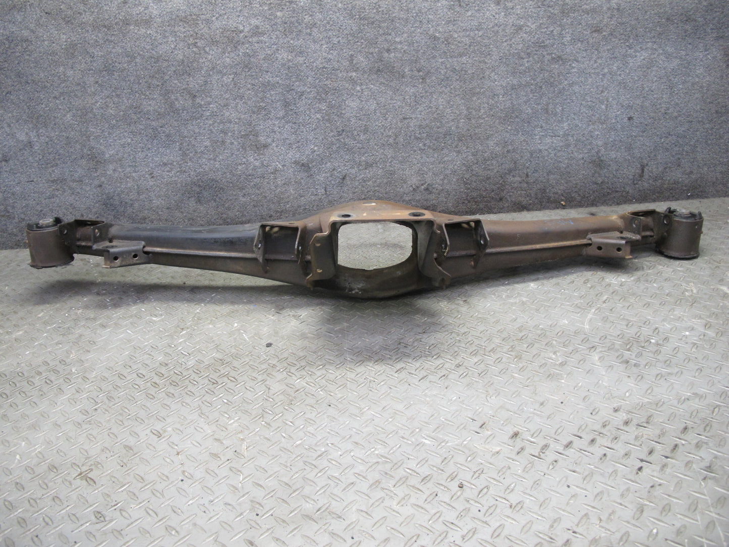 83-87 BMW E24 633CSI 635CSI Rear Differential Crossmember Subframe Bracket OEM