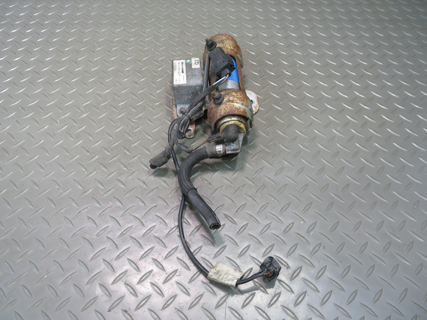 03-08 Mercedes R230 SL55 AMG Fuel Pump W/ Control Module A2305452732 OEM