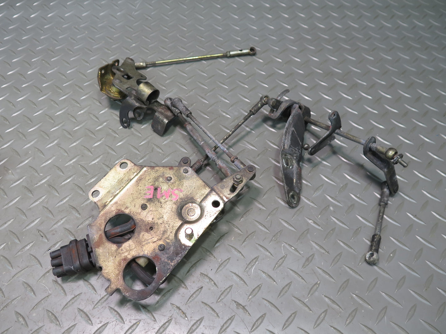 81-83 Mercedes W123 240D Gas Accelerator Linkage Bracket Support Set OEM