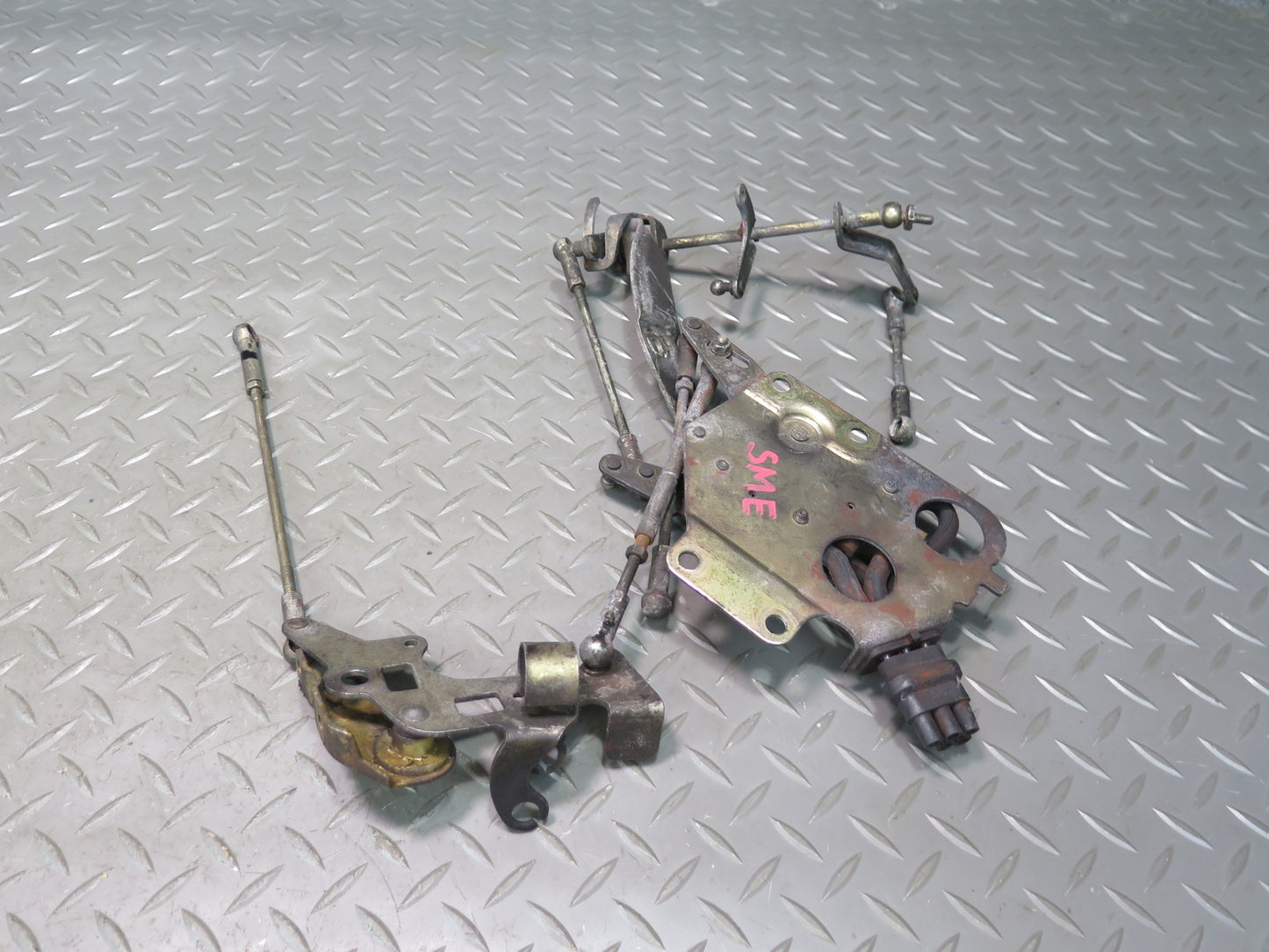 81-83 Mercedes W123 240D Gas Accelerator Linkage Bracket Support Set OEM