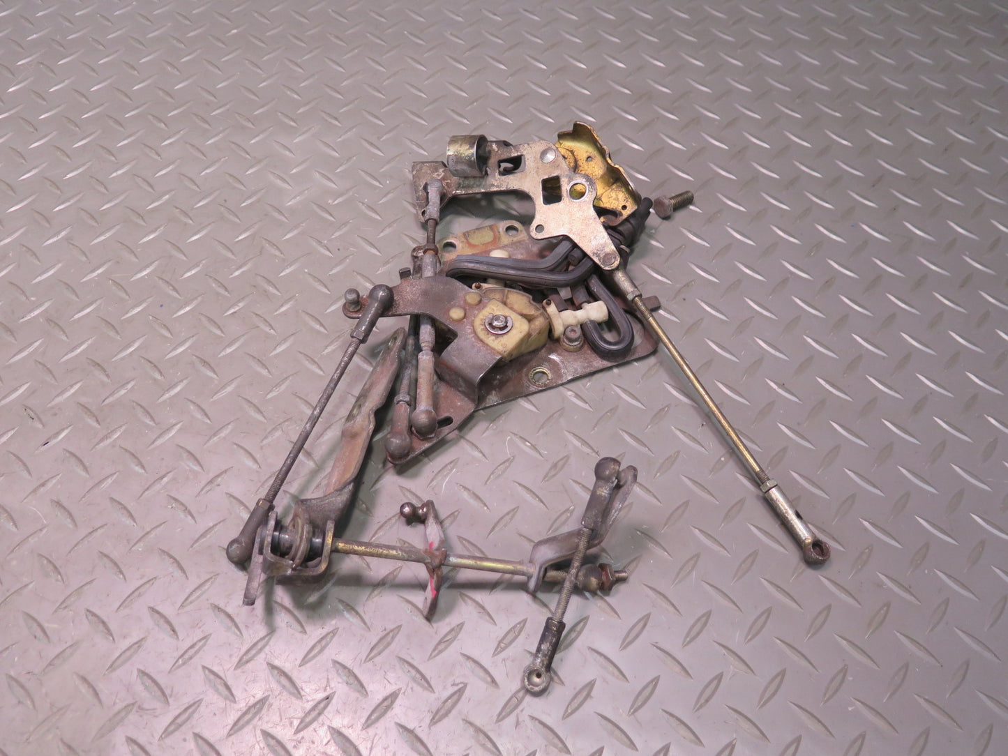 81-83 Mercedes W123 240D Gas Accelerator Linkage Bracket Support Set OEM