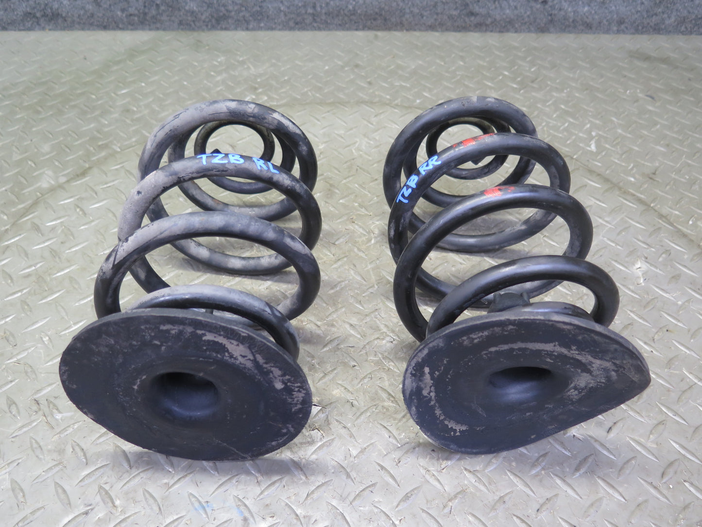 95-99 BMW E36 318ti Compact Set of 2 Rear Left & Right Coil Spring OEM