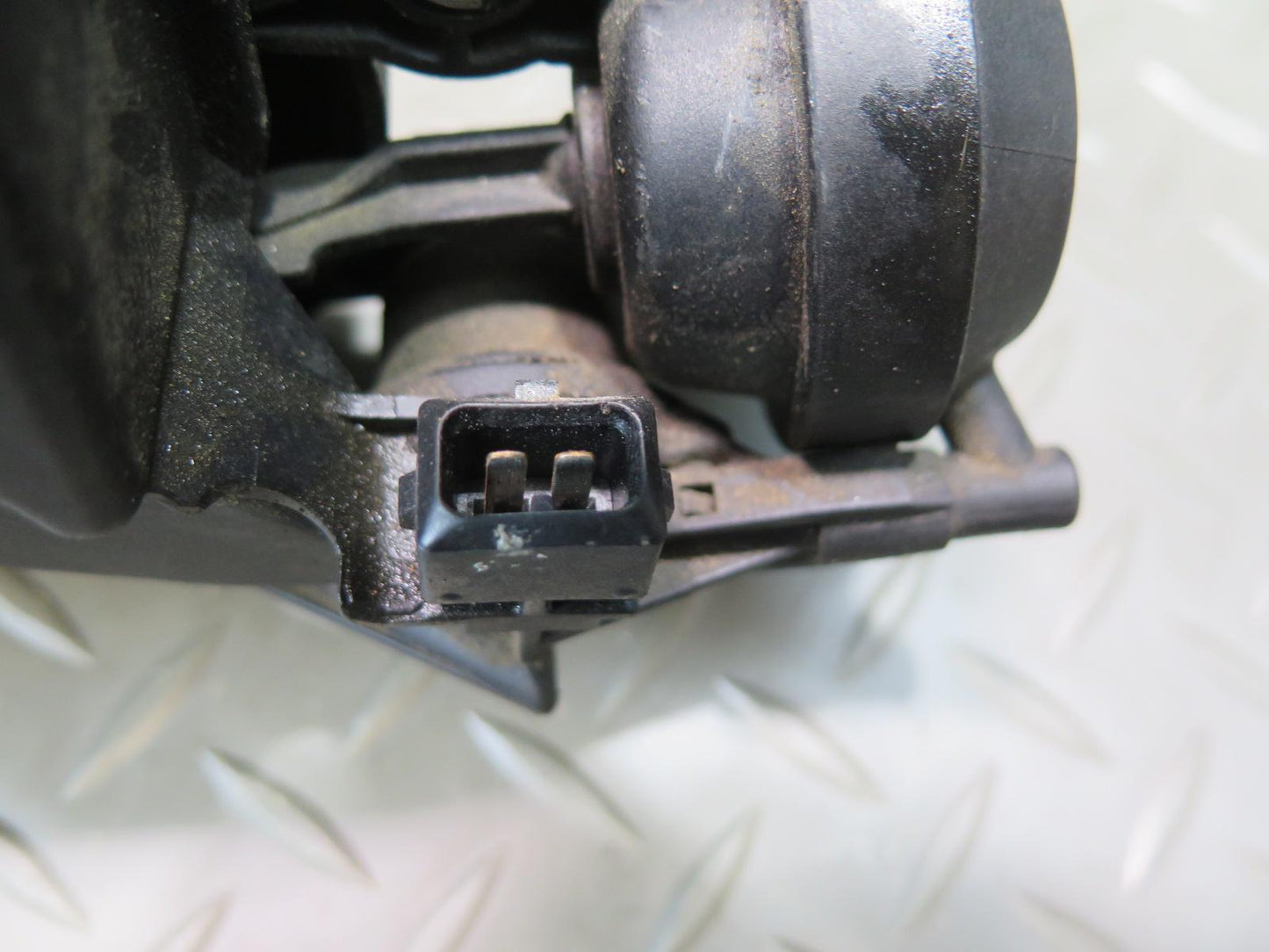 01-06 BMW E46 330ci Air Intake Manifold Flap Adjuster Valve Unit 7502275 OEM