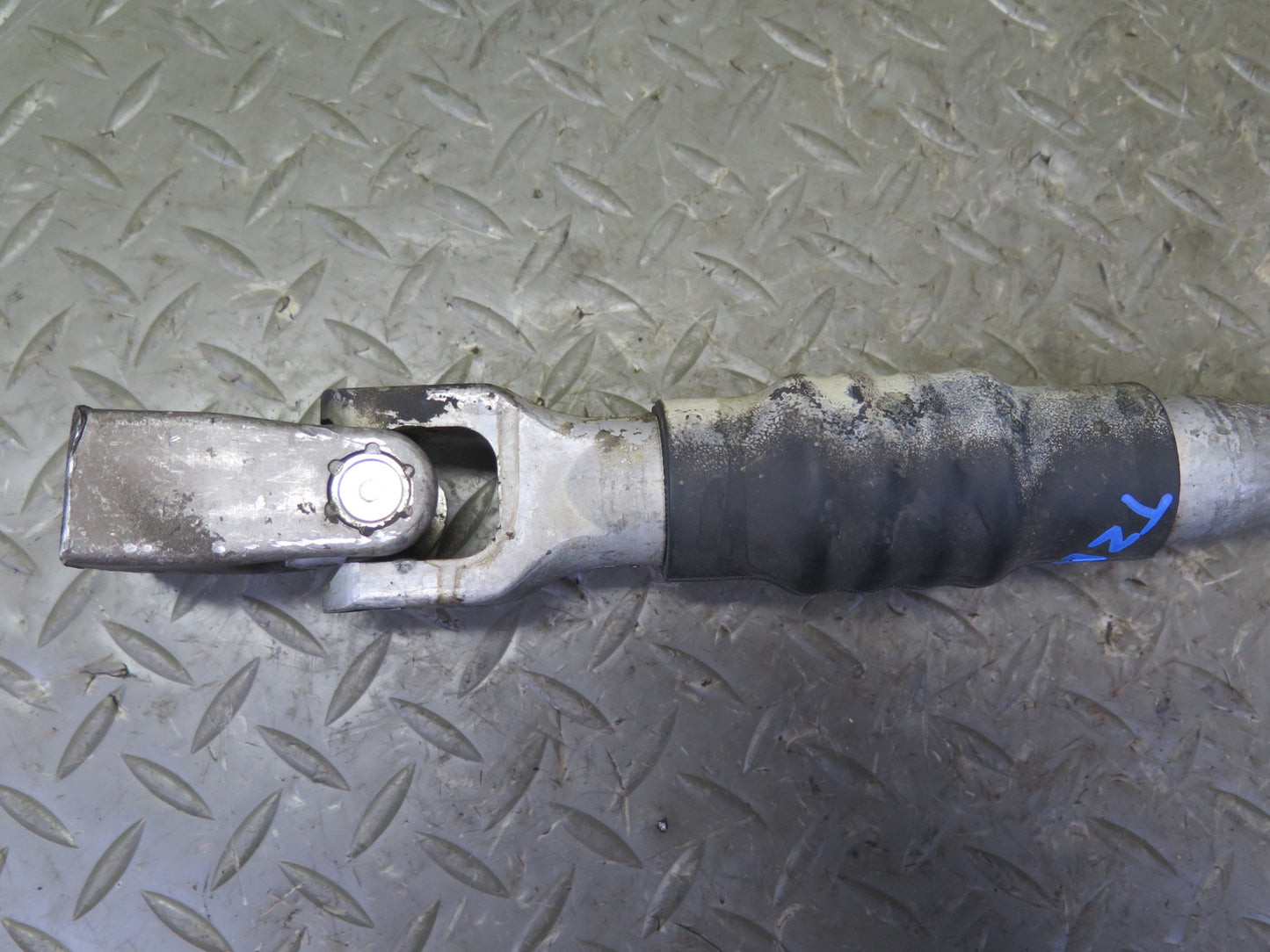 94-99 BMW E36 318i 318ti Steering Column Lower U Joint Shaft OEM