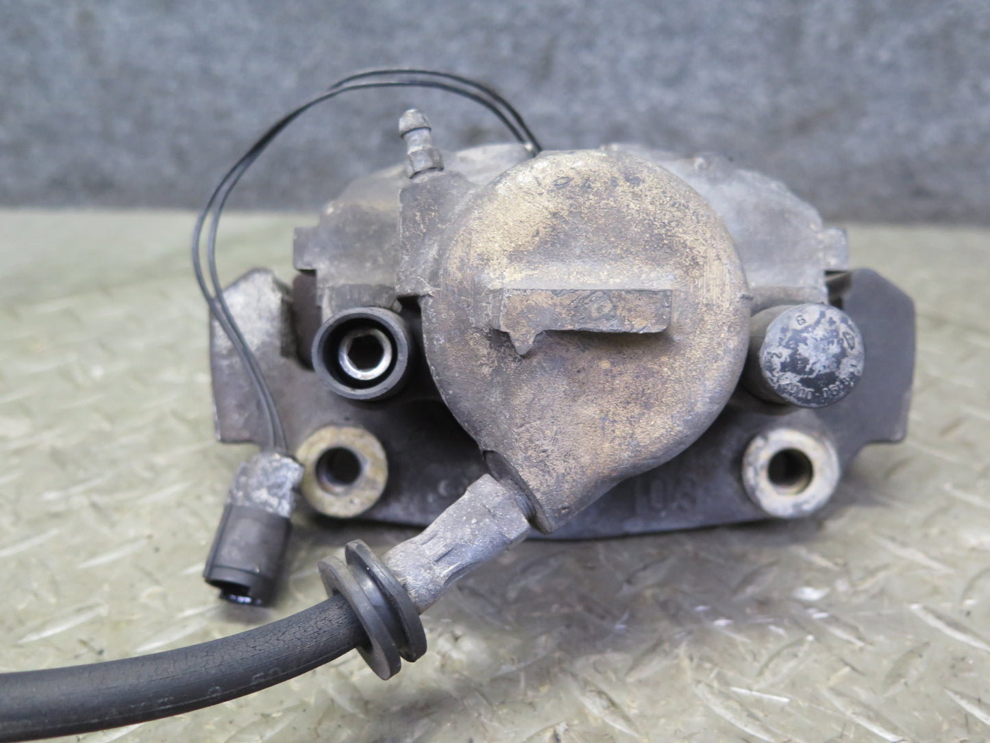 84-89 BMW E24 633CSI 635CSI Set of 2 Front Left & Right Brake Caliper 115K OEM