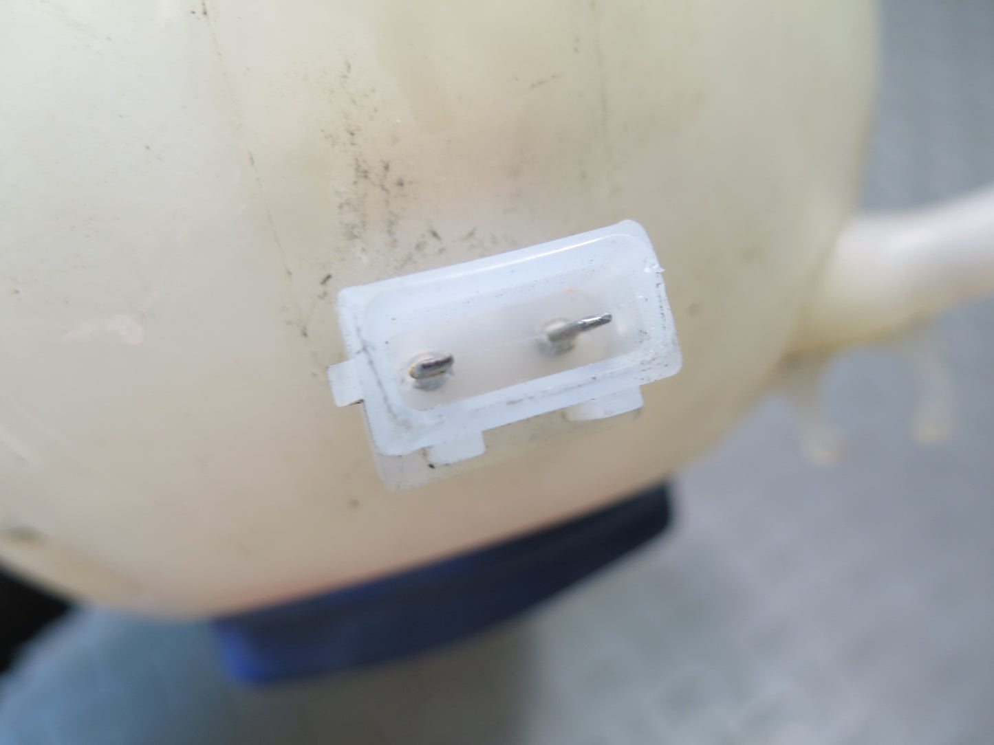 01-03 VW Eurovan T4 2.8L Engine Coolant Expansion Overflow Reservoir Tank OEM