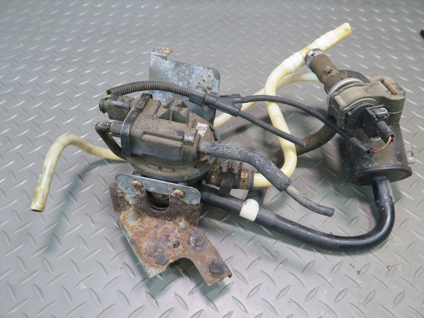 01-03 VW Eurovan T4 2.8L Leak Detection Pump w Valve 7D0906271A Set OEM
