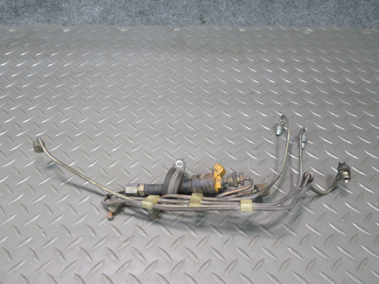 81-85 Mercedes R107 380SL M116 Left Fuel Injector Pipe Line Set w Valve Set OEM