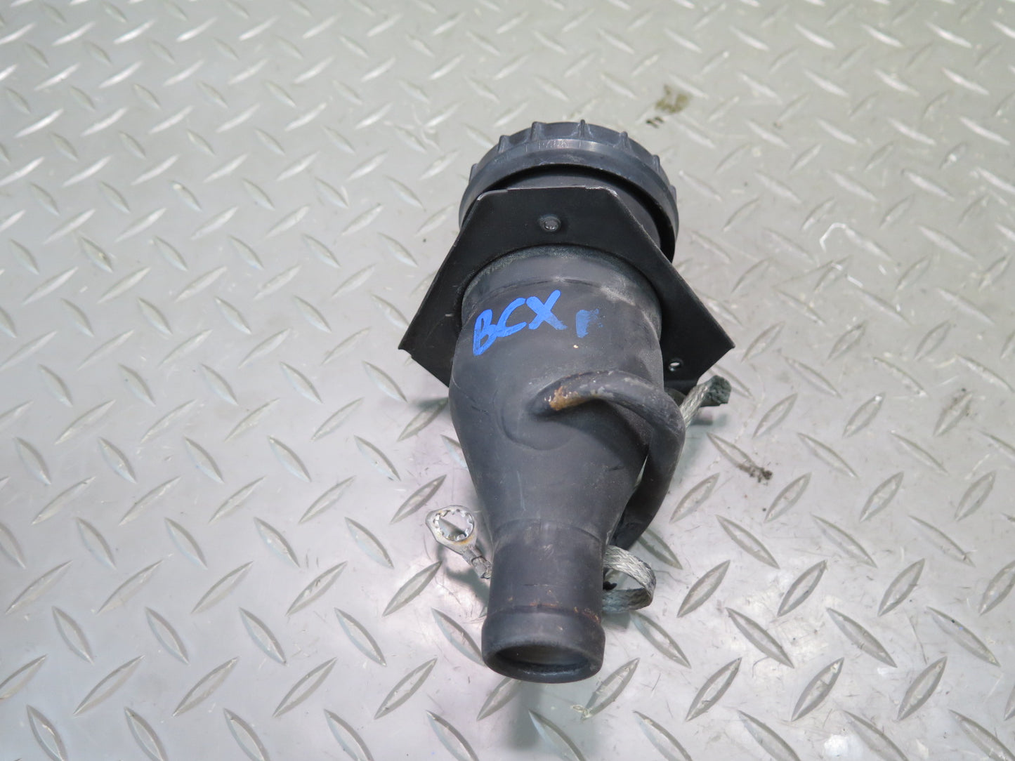 2004-2005 Cadillac XLR Fuel Gas Tank Filler Neck W/ Cap Assembly