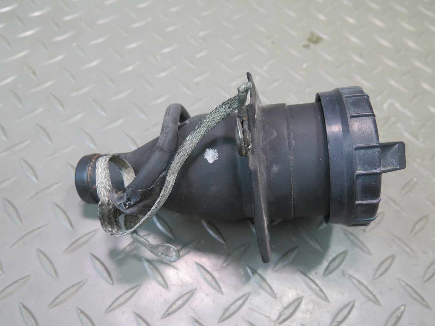 2004-2005 Cadillac XLR Fuel Gas Tank Filler Neck W/ Cap Assembly