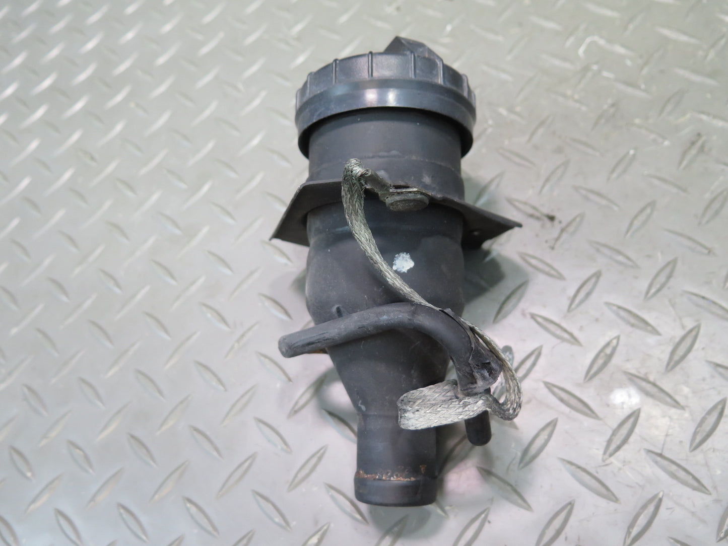 2004-2005 Cadillac XLR Fuel Gas Tank Filler Neck W/ Cap Assembly