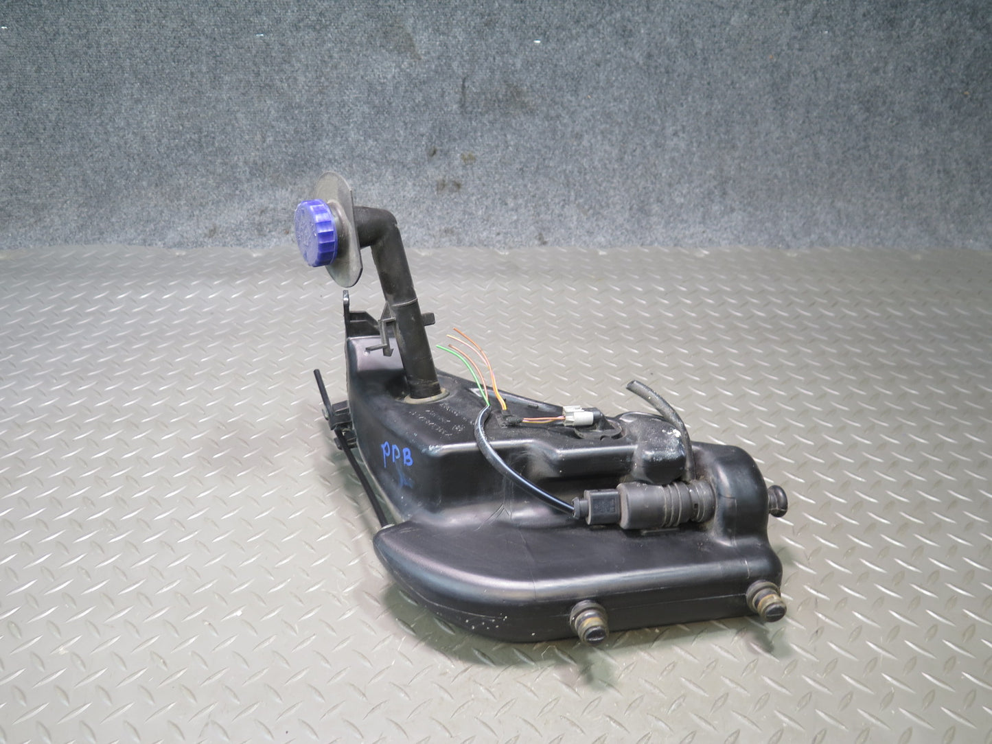 1997-2004 Porsche Boxster 986 Windshield Washer Reservoir Tank W/ Pump