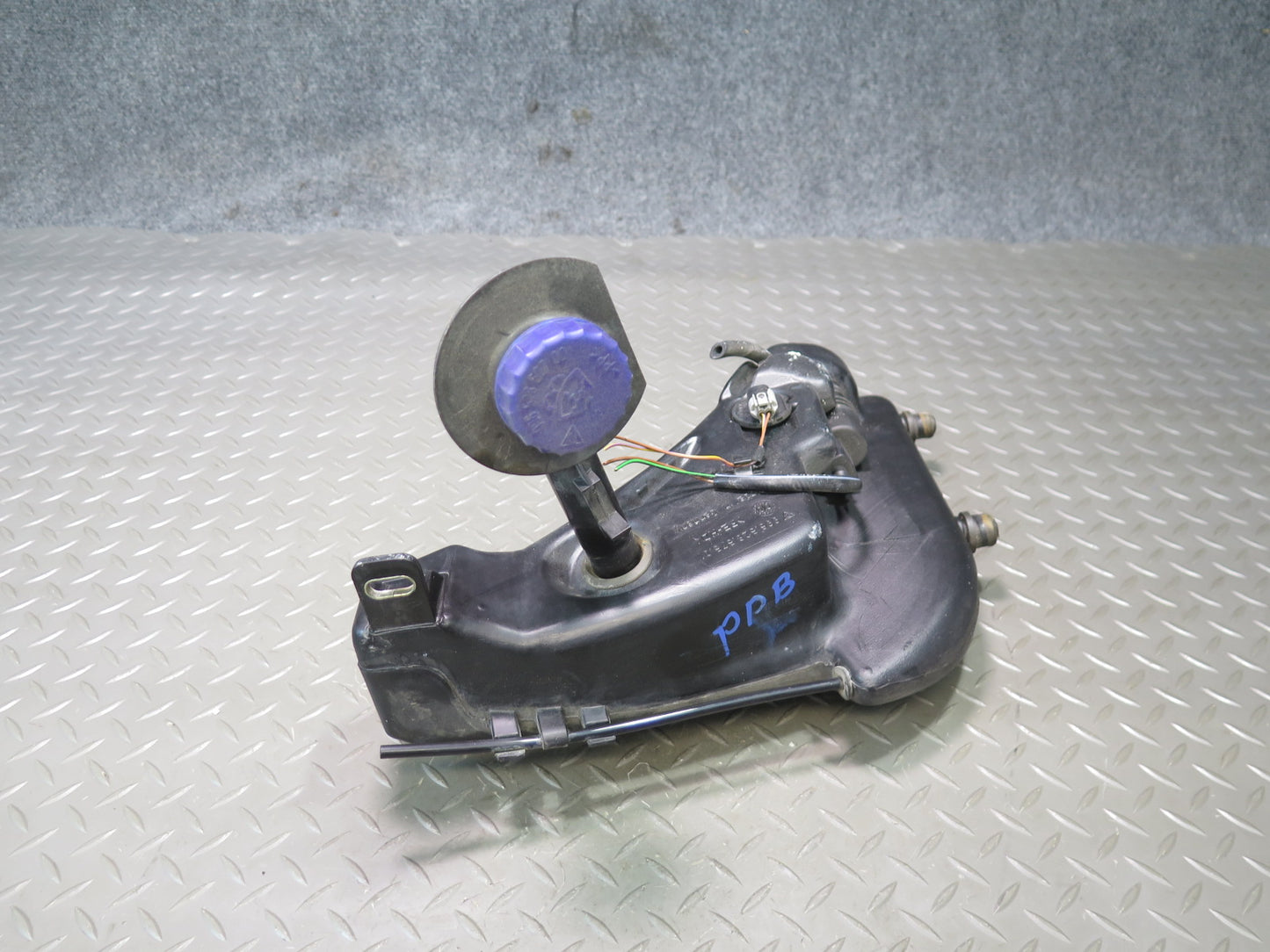 1997-2004 Porsche Boxster 986 Windshield Washer Reservoir Tank W/ Pump