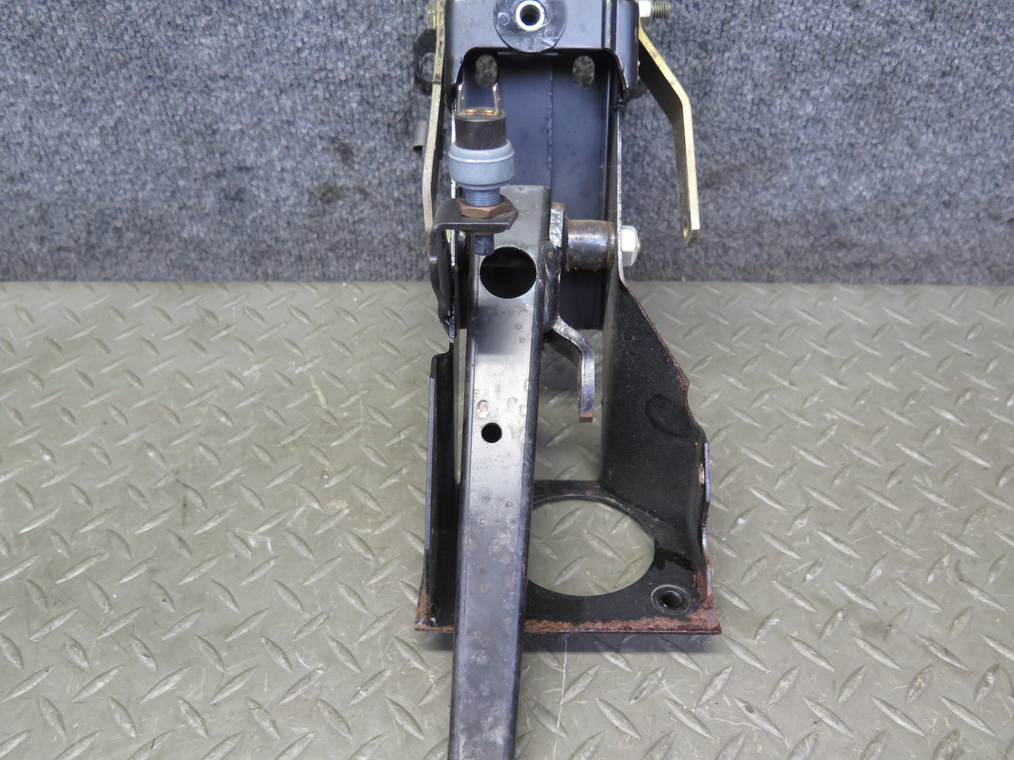 83-89 BMW E24 633CSi 635CSi A/T Brake Pedal Assembly OEM