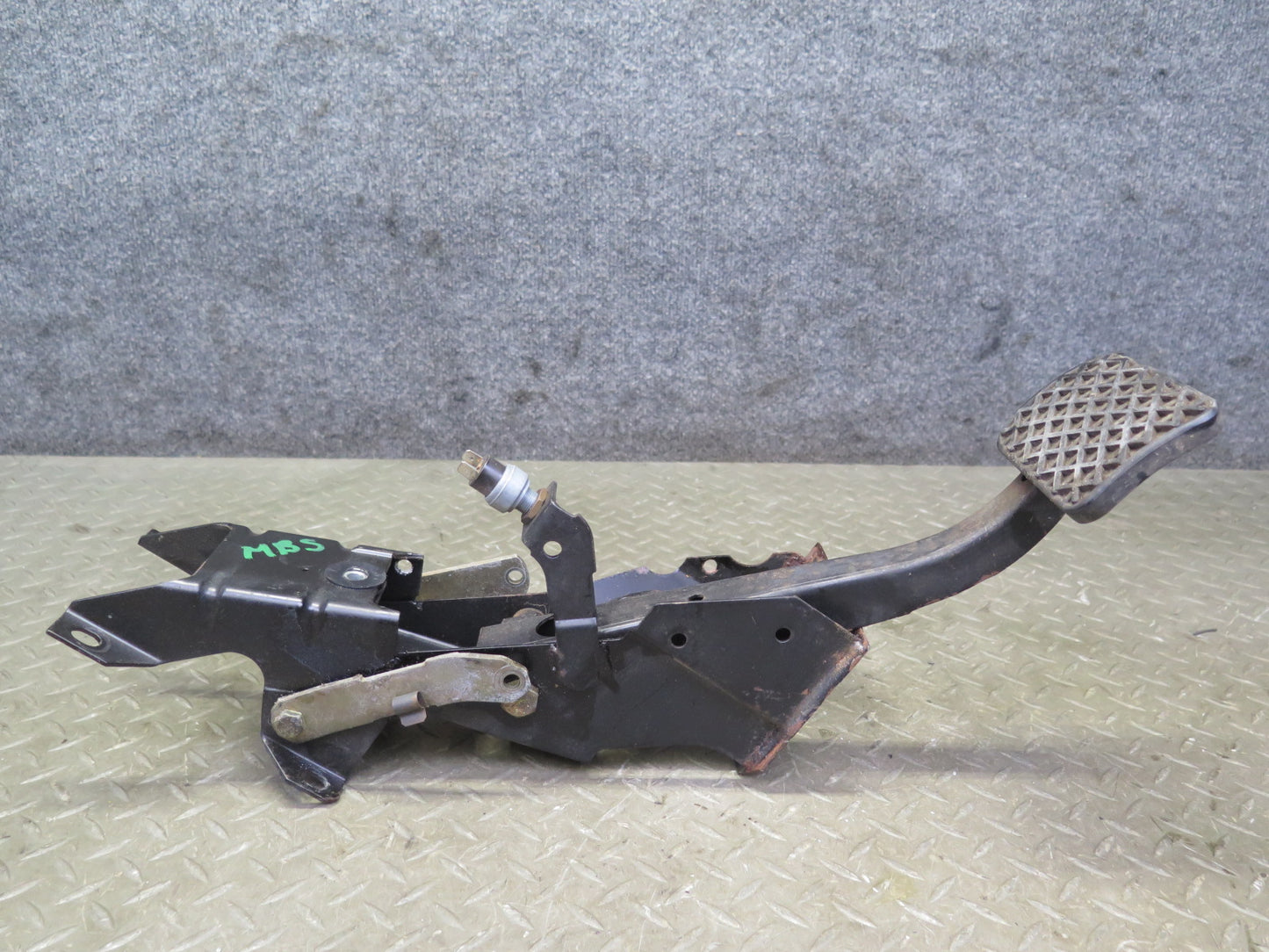 83-89 BMW E24 633CSi 635CSi A/T Brake Pedal Assembly OEM
