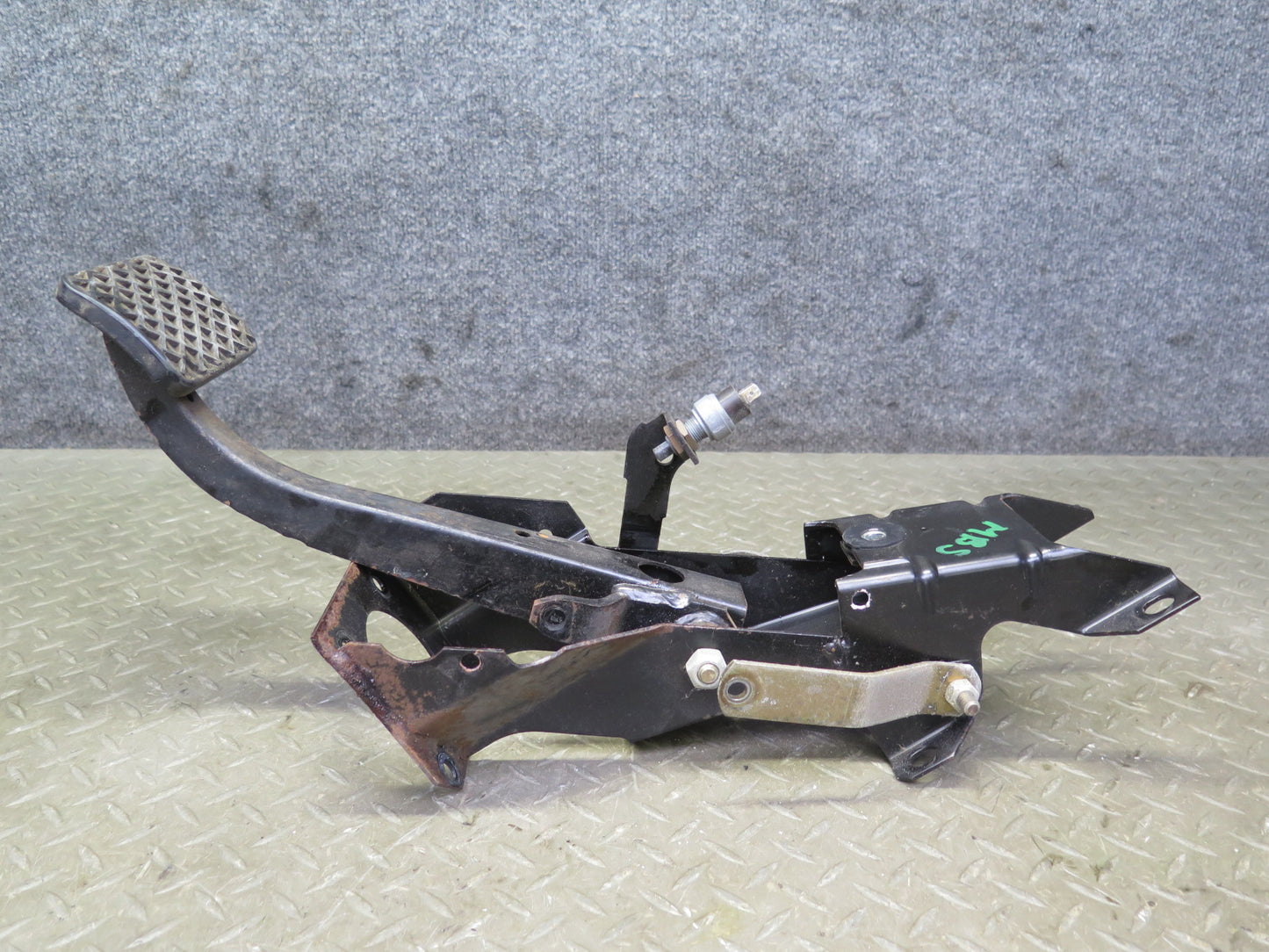 83-89 BMW E24 633CSi 635CSi A/T Brake Pedal Assembly OEM