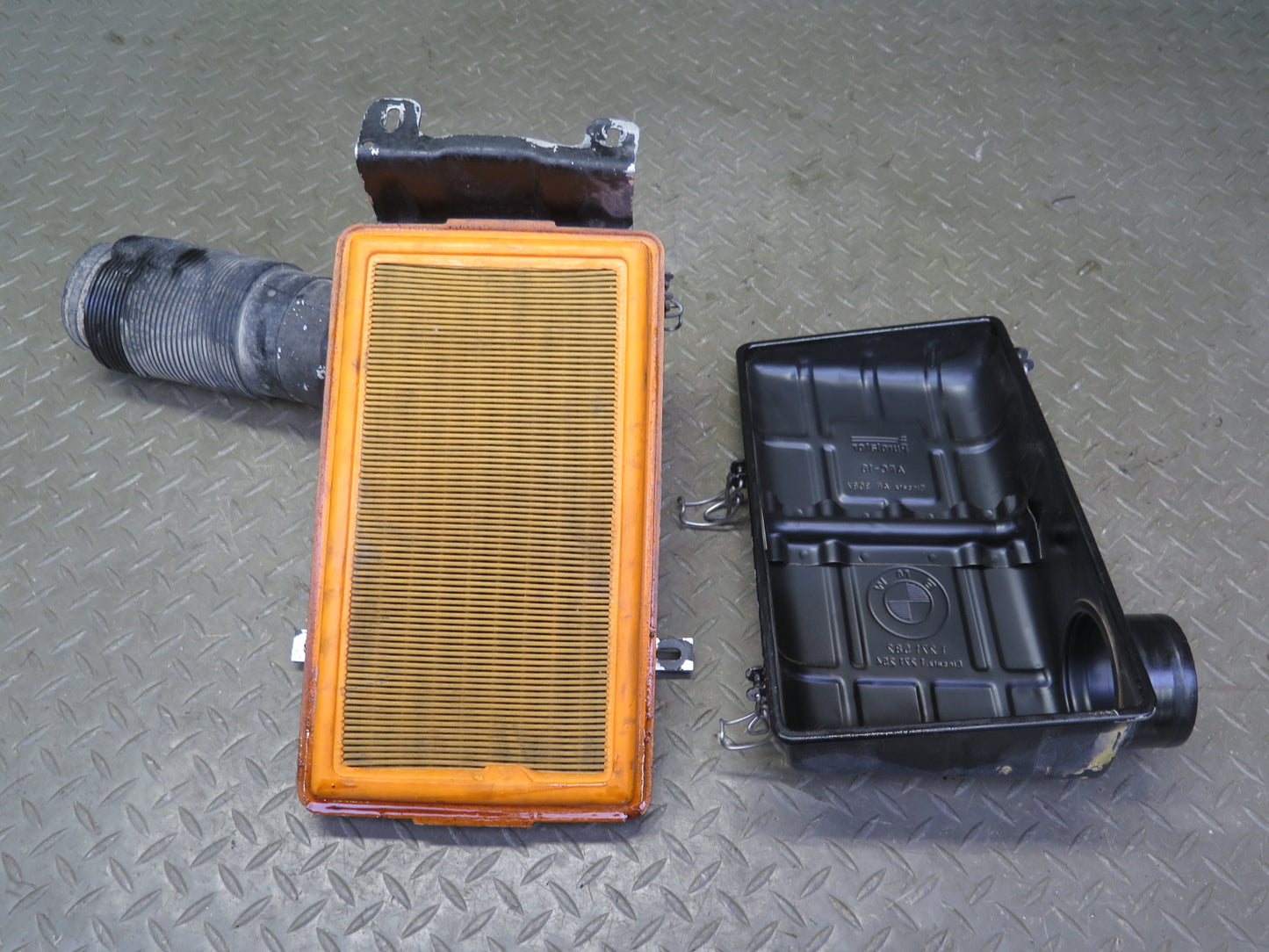 83-89 BMW E24 633CSi 635CSi M30 Engine Air Intake Cleaner Filter Box OEM