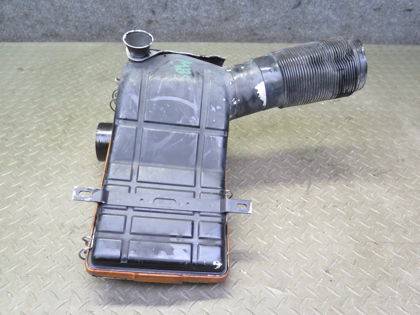 83-89 BMW E24 633CSi 635CSi M30 Engine Air Intake Cleaner Filter Box OEM