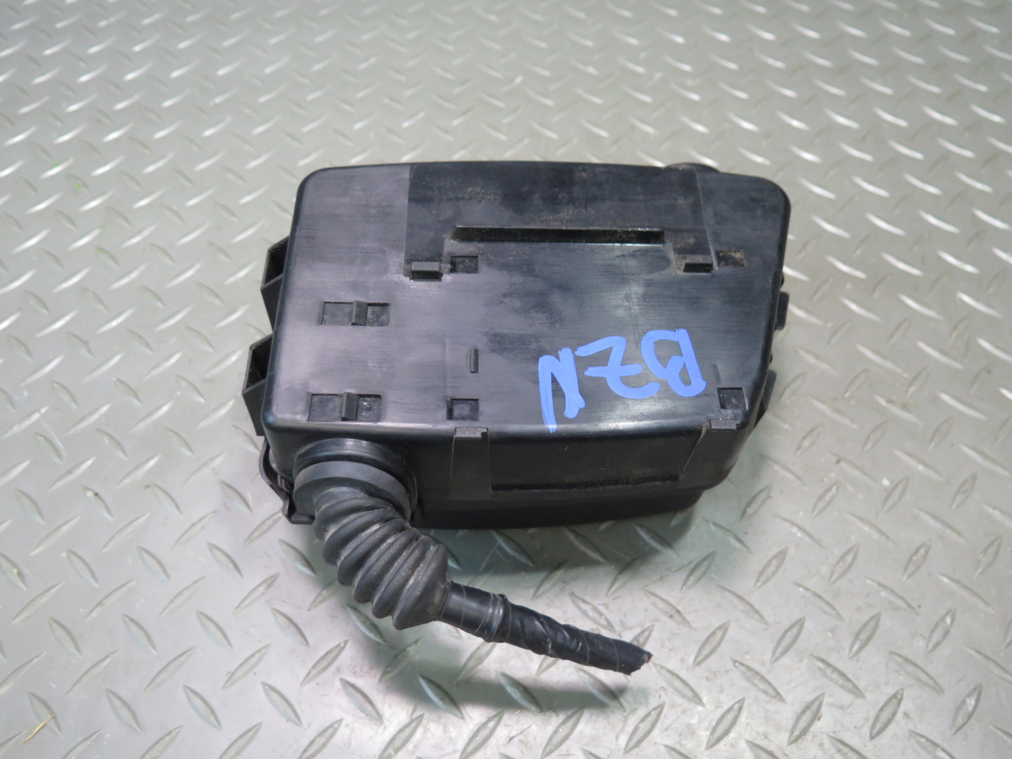 06-08 BMW E86 E85 Z4 N52 3.0L Power Distribution Fuse Relay Box w Housing OEM