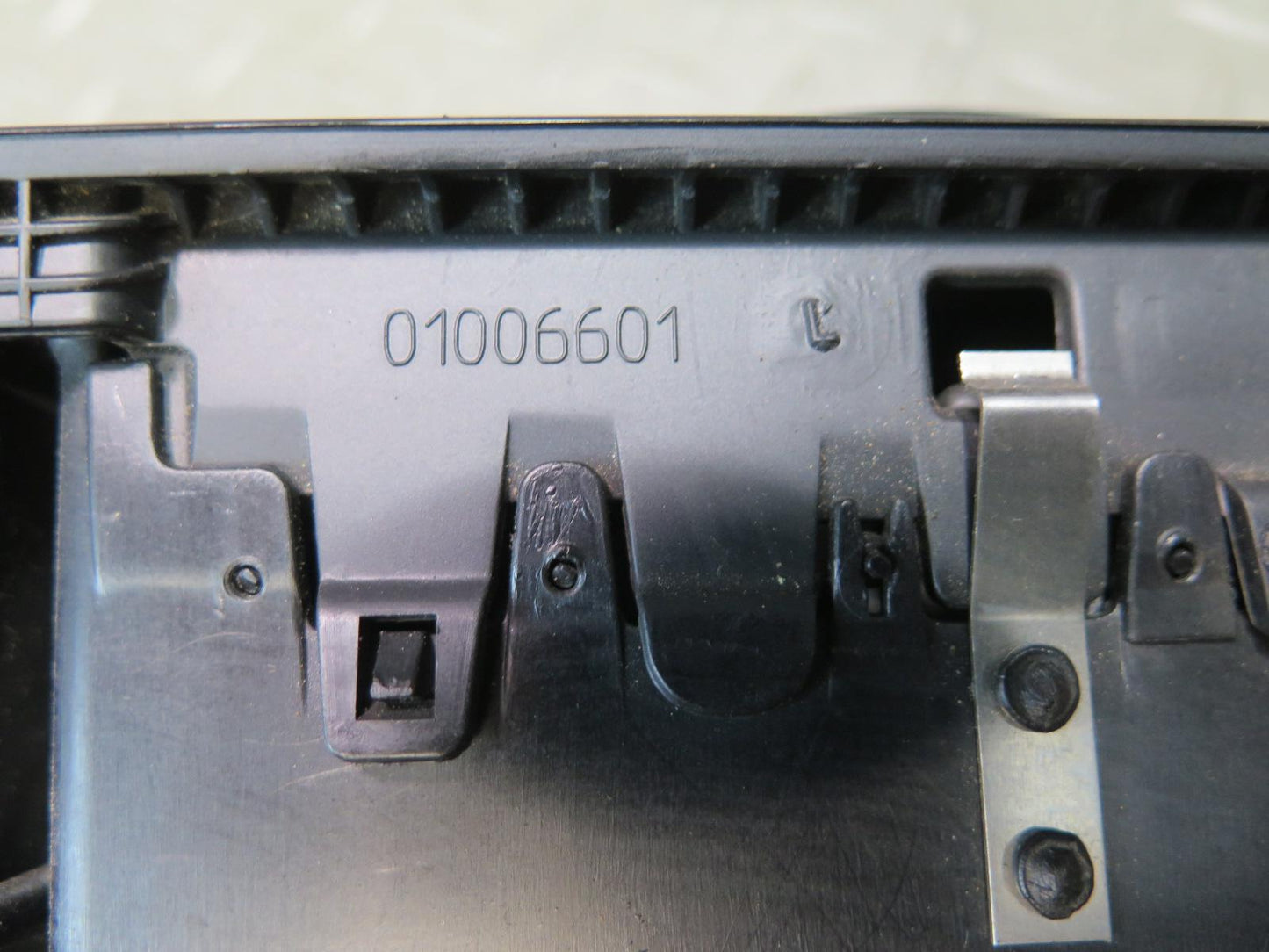 06-08 BMW E86 E85 Z4 Dash Center AC Heater Air Vent Black 7025630 OEM