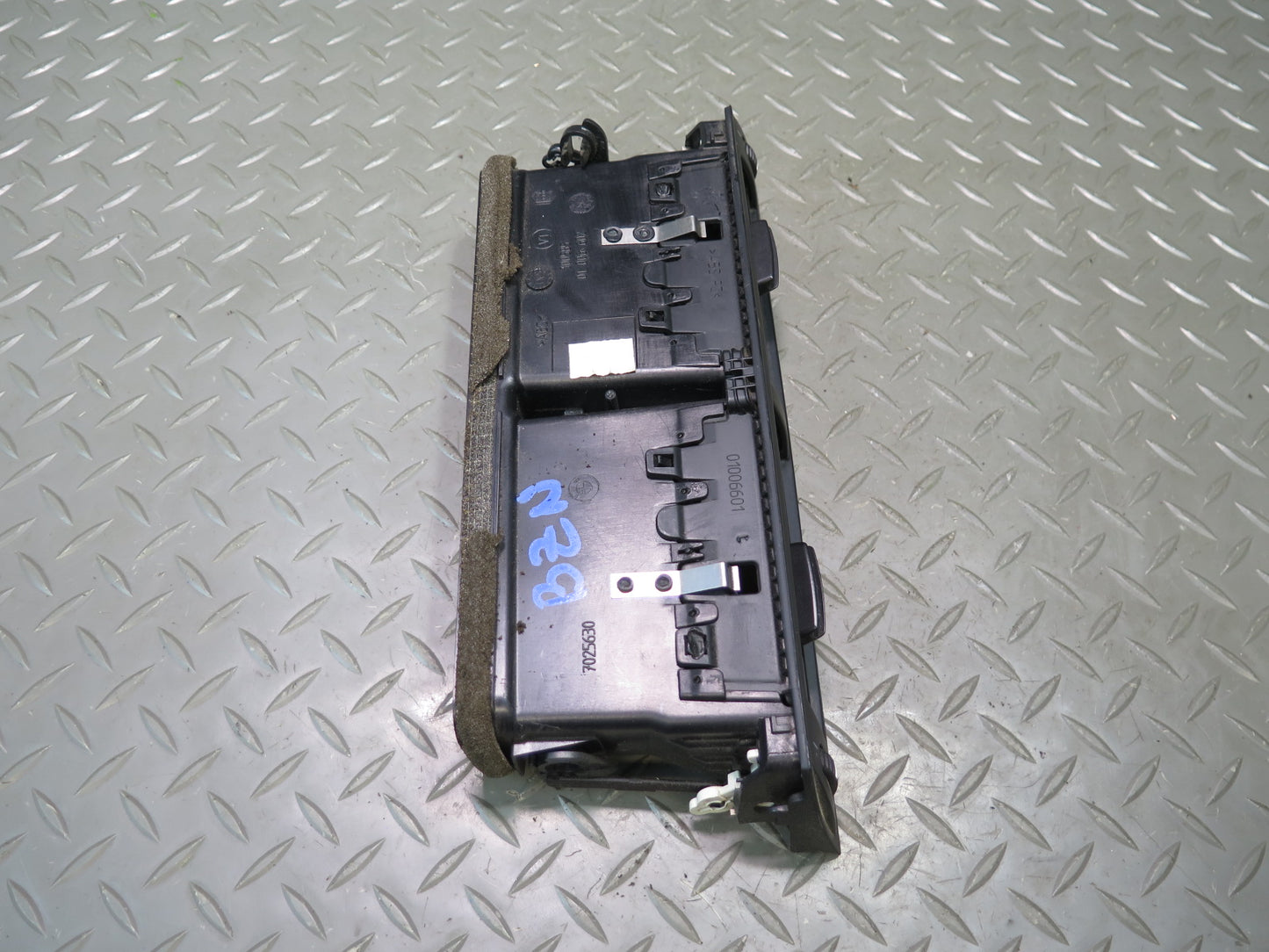 06-08 BMW E86 E85 Z4 Dash Center AC Heater Air Vent Black 7025630 OEM