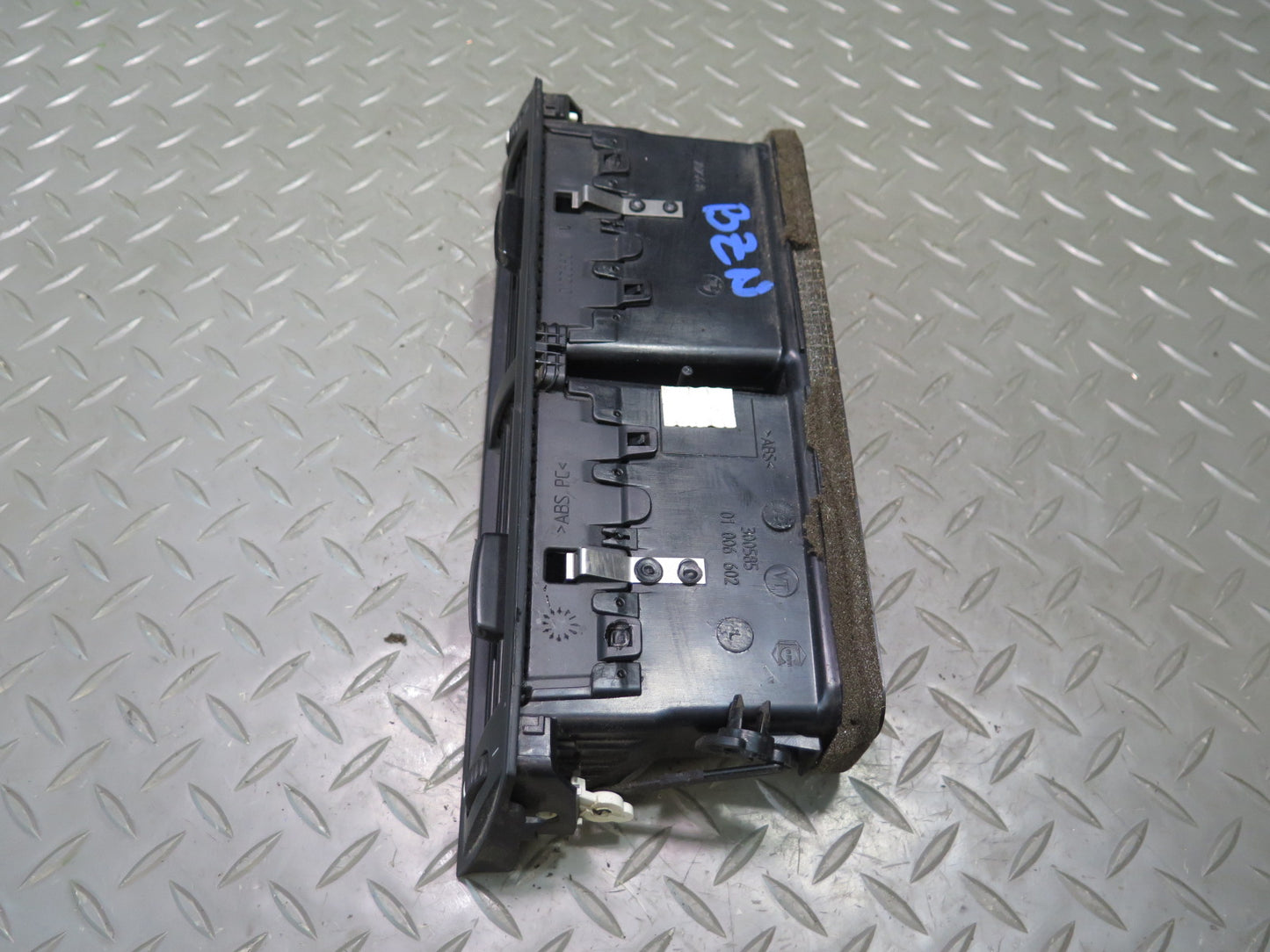 06-08 BMW E86 E85 Z4 Dash Center AC Heater Air Vent Black 7025630 OEM