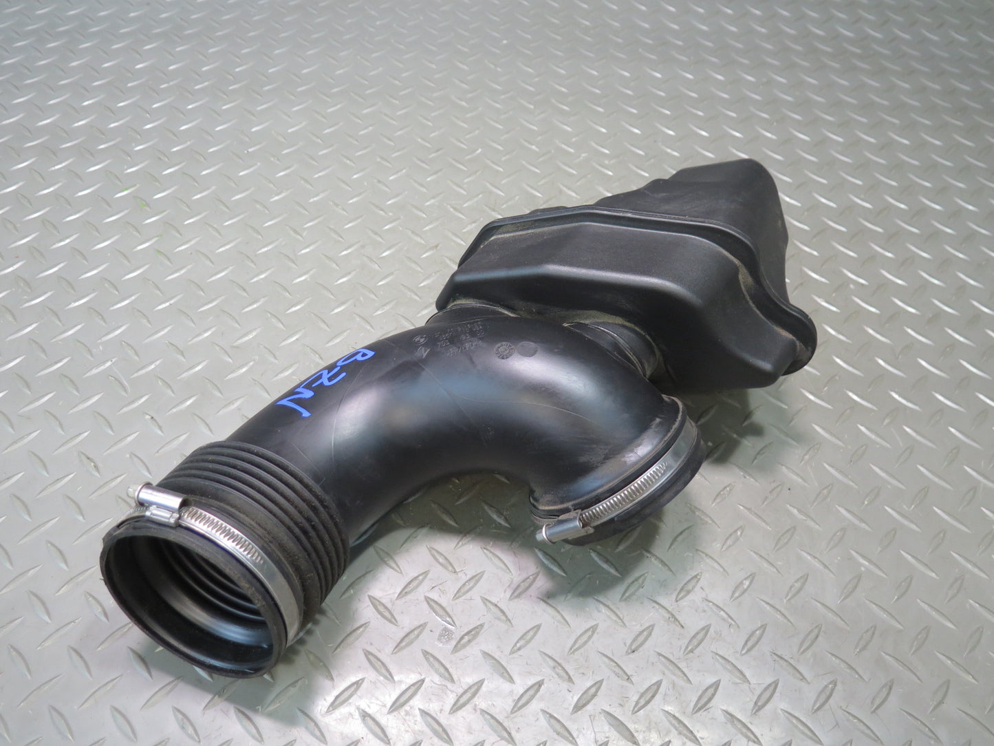 06-08 BMW E85 Z4 N52 Air Intake Cleaner Resonator Duct Hose Line 7546115 OEM