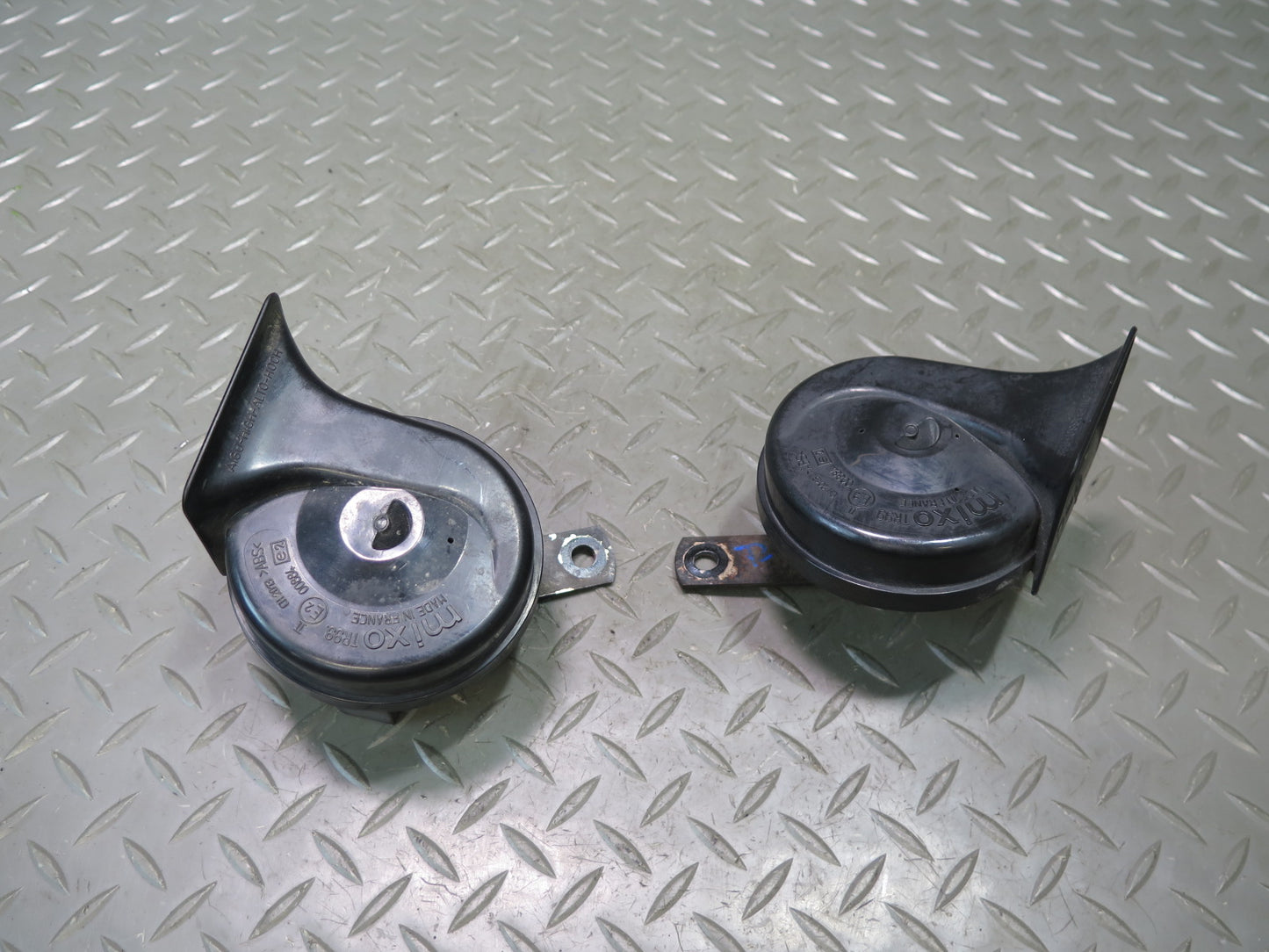 95-99 BMW E36 318ti 3-SERIES Set of 2 High & Low Tone Note Pitch Horn Signal OEM