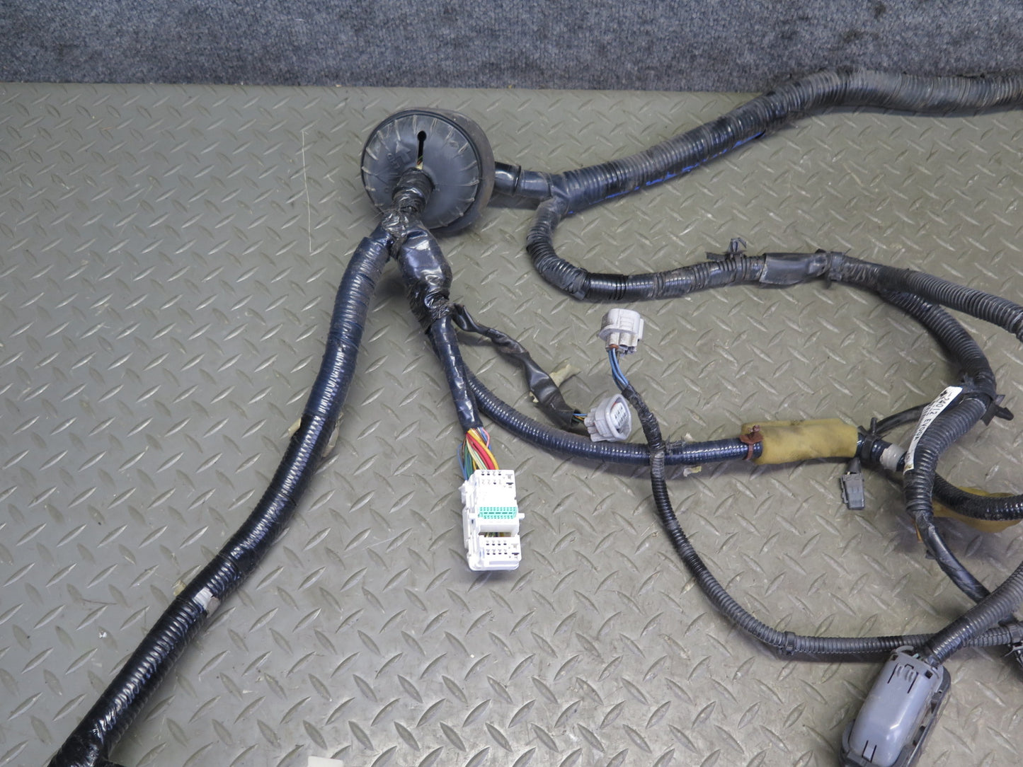 2007 Nissan 350Z Z33 VQ35HR M/T Engine Bay Wire Wiring Harness w Fuse Box OEM