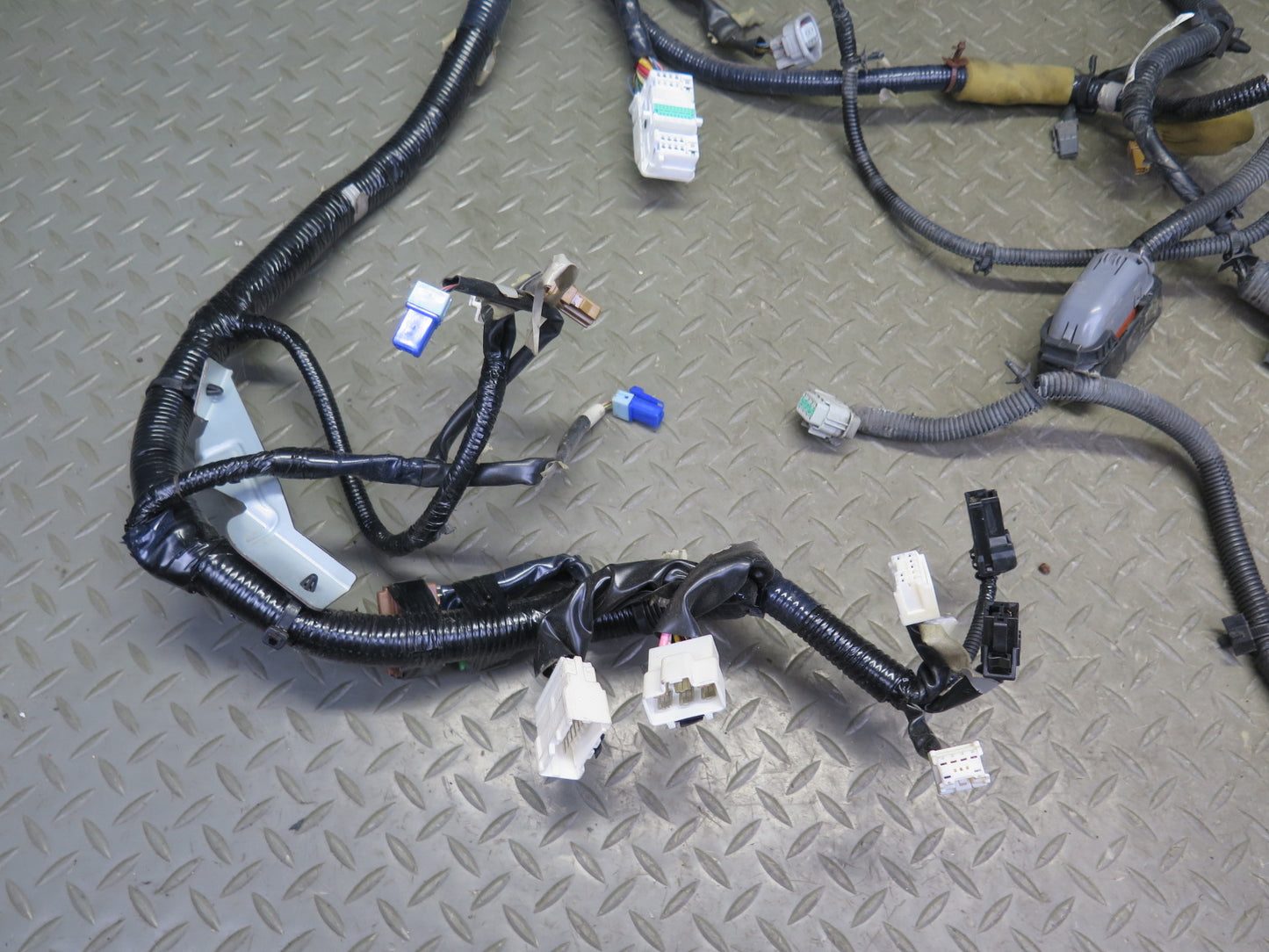 2007 Nissan 350Z Z33 VQ35HR M/T Engine Bay Wire Wiring Harness w Fuse Box OEM