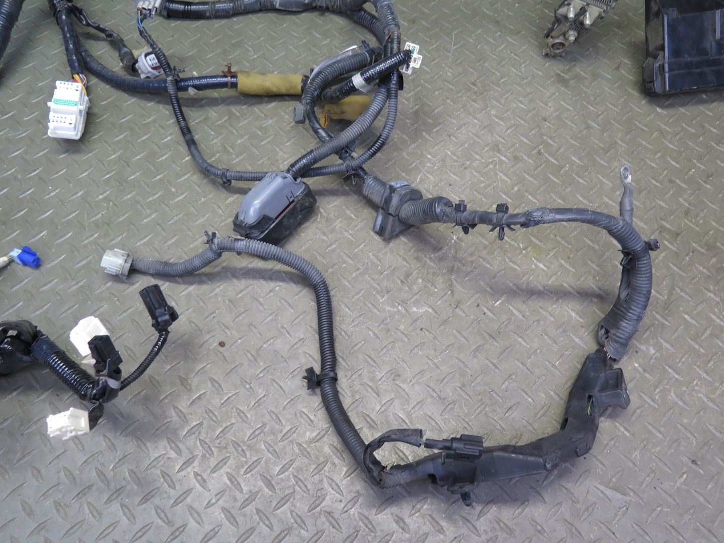 2007 Nissan 350Z Z33 VQ35HR M/T Engine Bay Wire Wiring Harness w Fuse Box OEM