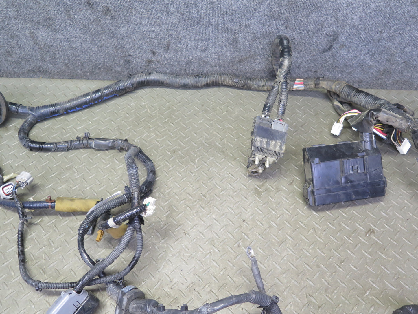 2007 Nissan 350Z Z33 VQ35HR M/T Engine Bay Wire Wiring Harness w Fuse Box OEM
