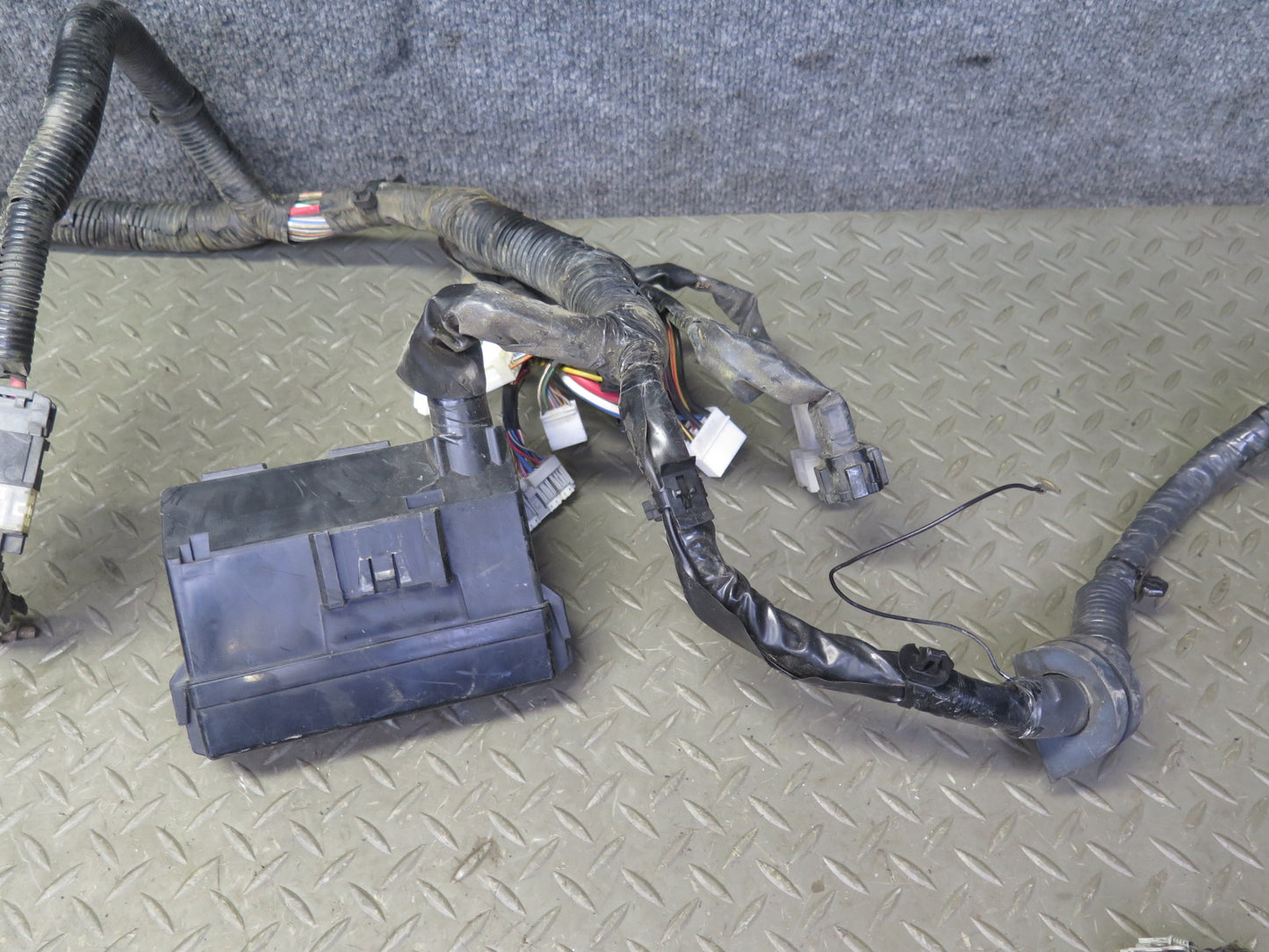 2007 Nissan 350Z Z33 VQ35HR M/T Engine Bay Wire Wiring Harness w Fuse Box OEM