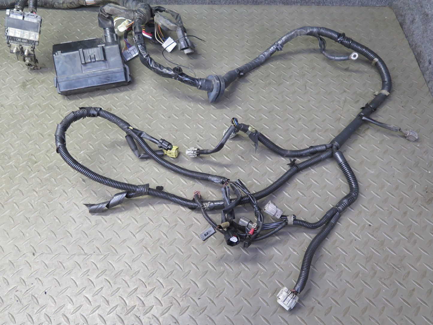 2007 Nissan 350Z Z33 VQ35HR M/T Engine Bay Wire Wiring Harness w Fuse Box OEM