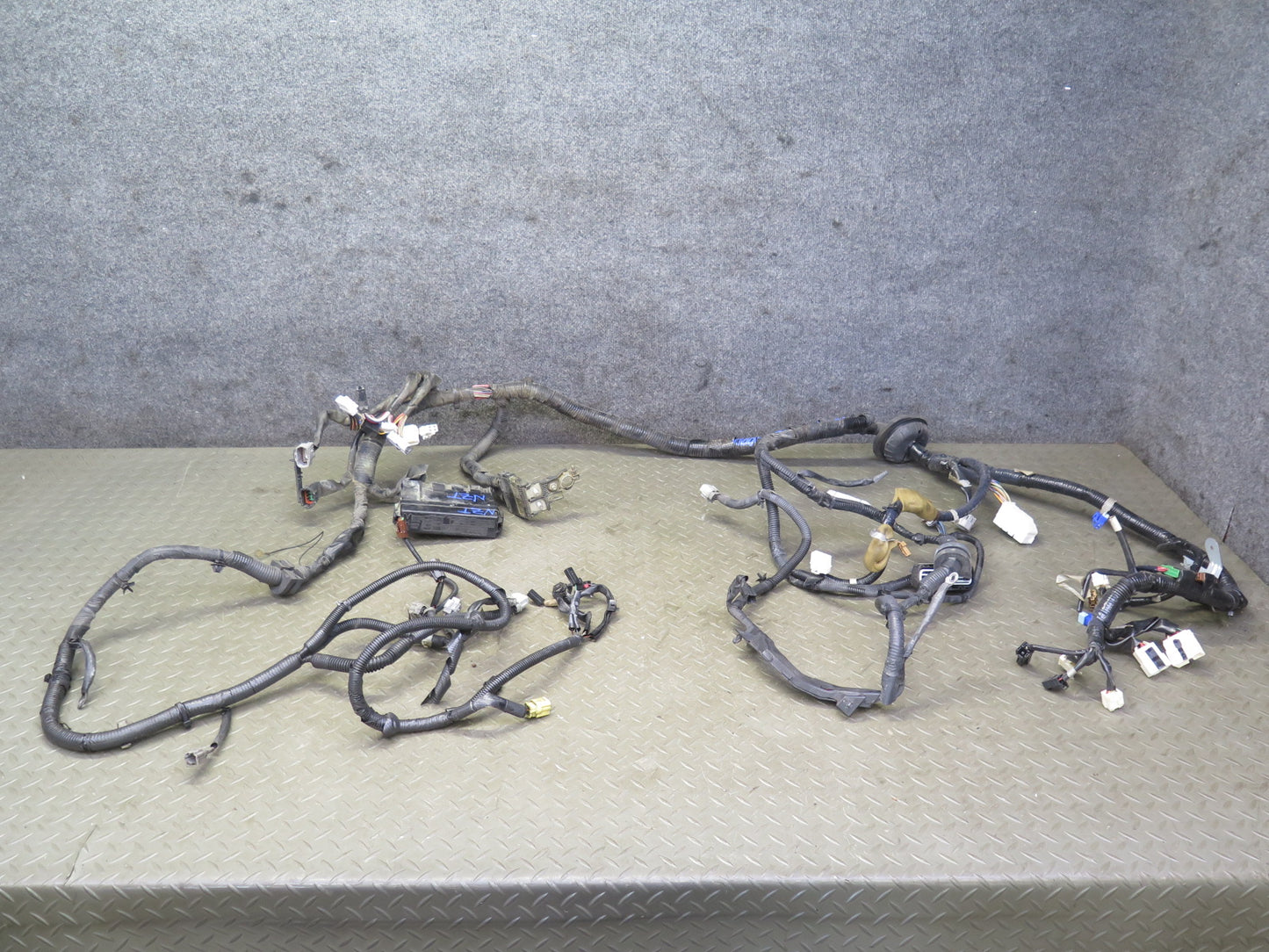 2007 Nissan 350Z Z33 VQ35HR M/T Engine Bay Wire Wiring Harness w Fuse Box OEM
