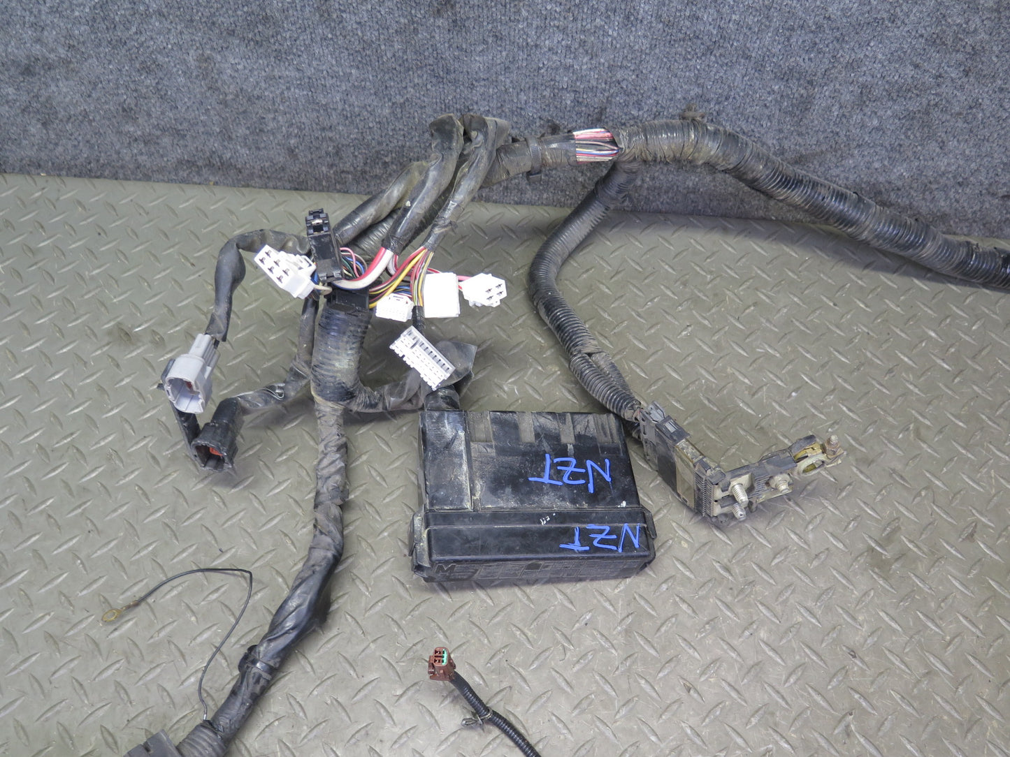 2007 Nissan 350Z Z33 VQ35HR M/T Engine Bay Wire Wiring Harness w Fuse Box OEM