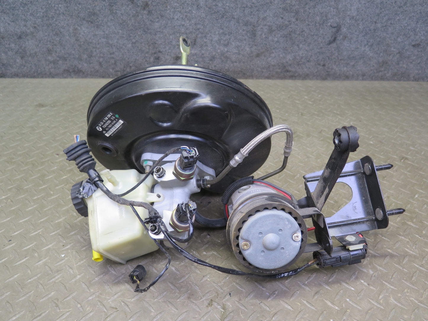 2001 BMW E46 330ci Brake Master Cylinder Booster Fluid Reservoir w DSC Pump OEM