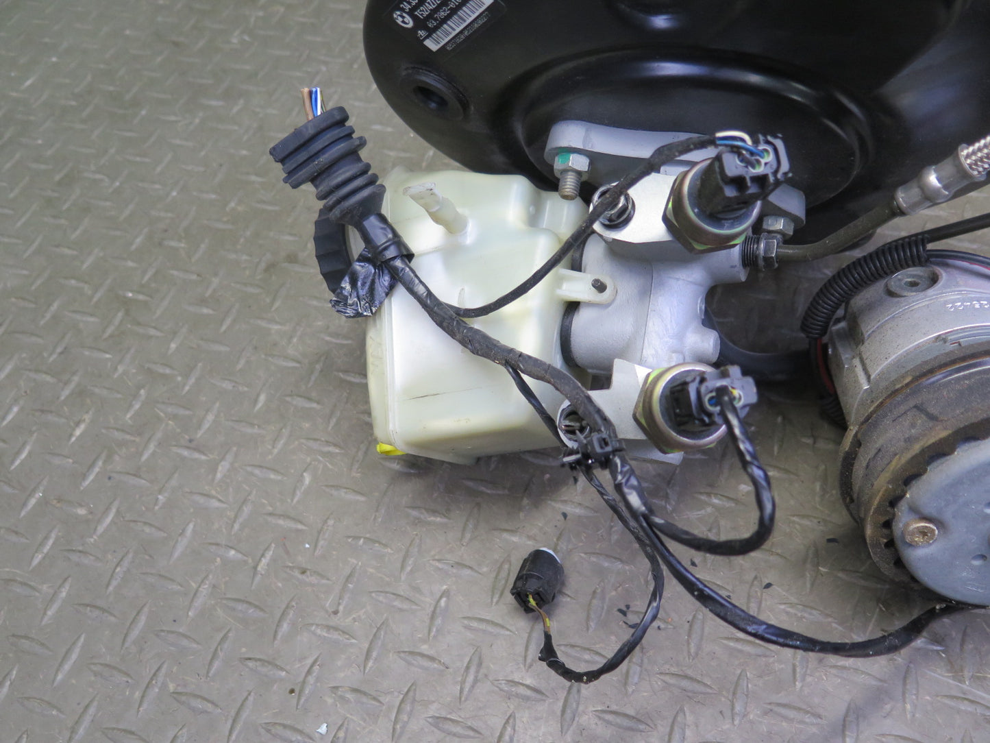 2001 BMW E46 330ci Brake Master Cylinder Booster Fluid Reservoir w DSC Pump OEM